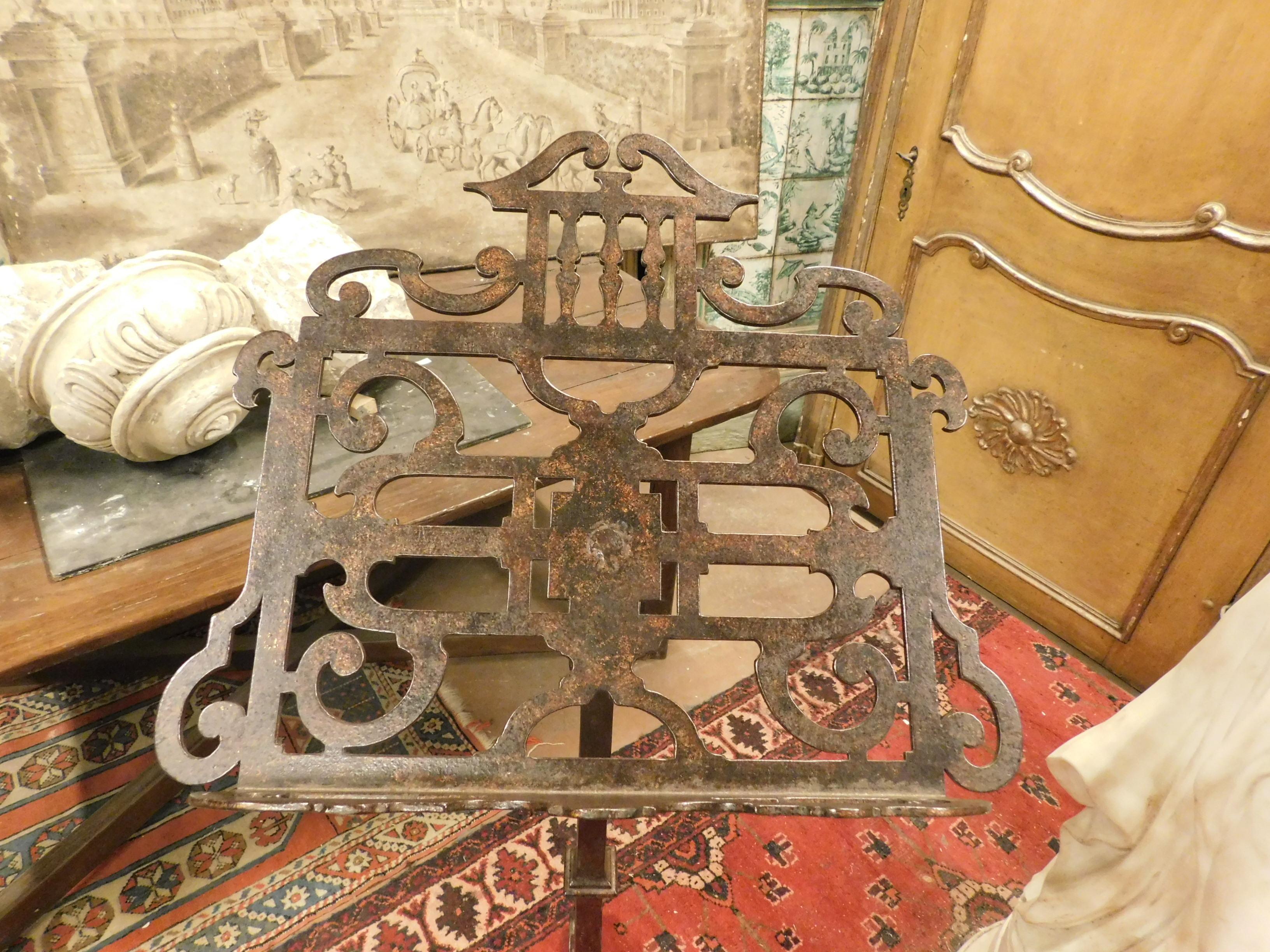 Antique Wrought Iron Lectern, Late 17th Century Italy In Good Condition In Cuneo, Italy (CN)