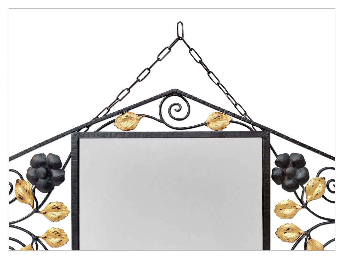 Antique French Mirror da parete, in ferro battuto e dorato a foglia, periodo Art Deco circa 1935. Cornice esagonale ornata da fiori e fogliame dorato, patinata dal tempo. Catena di sospensione originale in metallo. Specchio in vetro antico.
