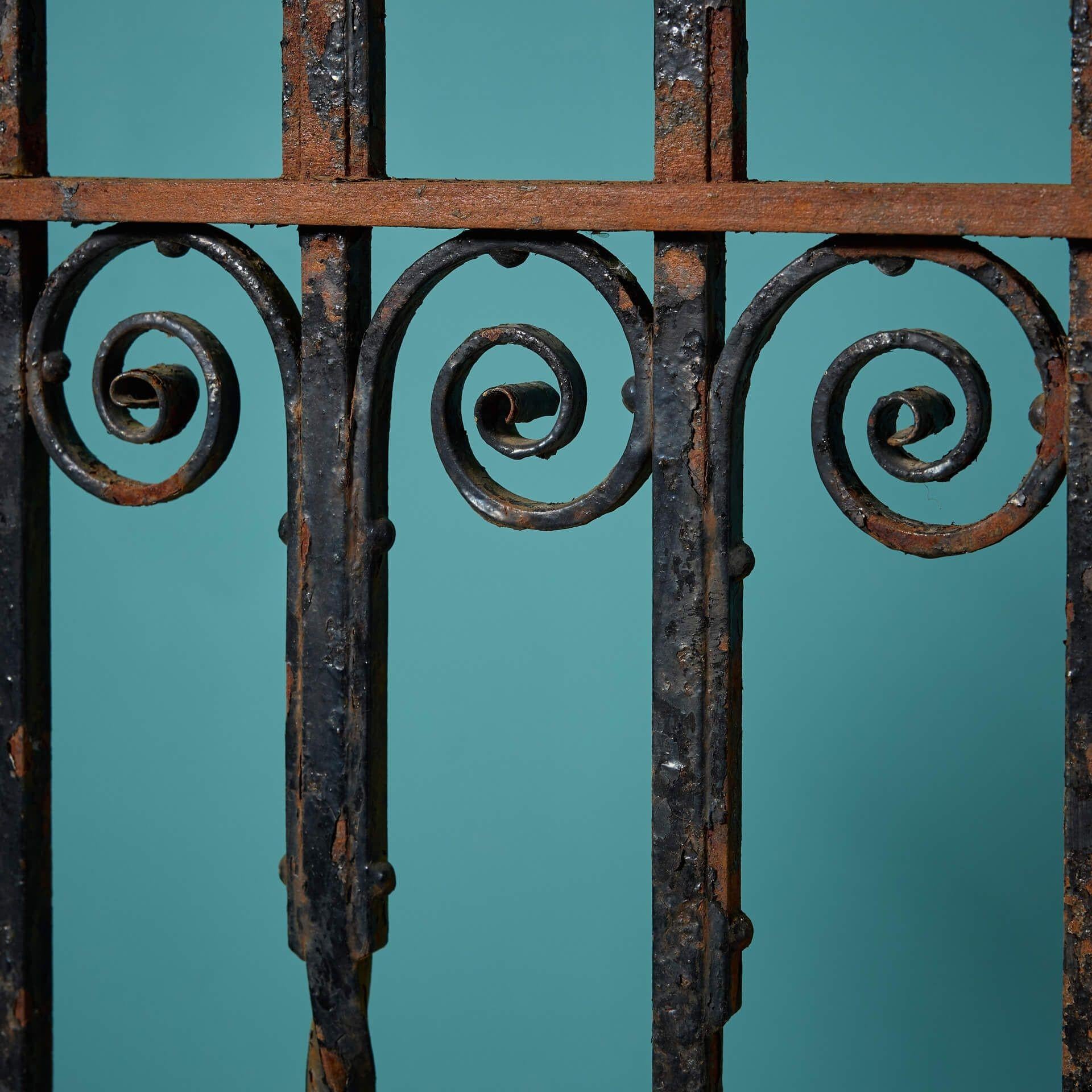 Fatto a mano Antico cancello pedonale in ferro battuto per giardino in vendita