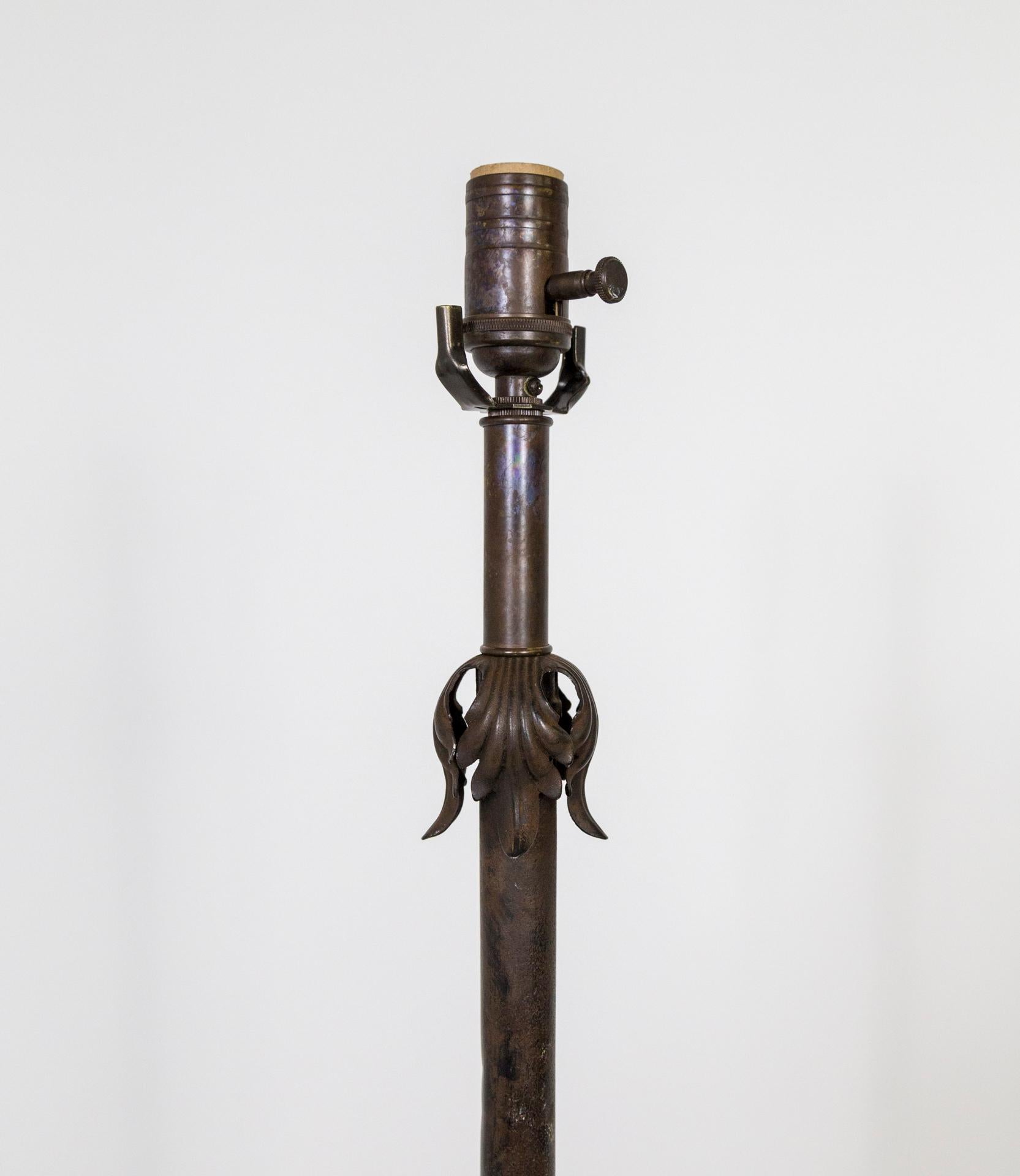 Antike schmiedeeiserne Stehlampe mit Schnörkeln im Zustand „Gut“ im Angebot in San Francisco, CA