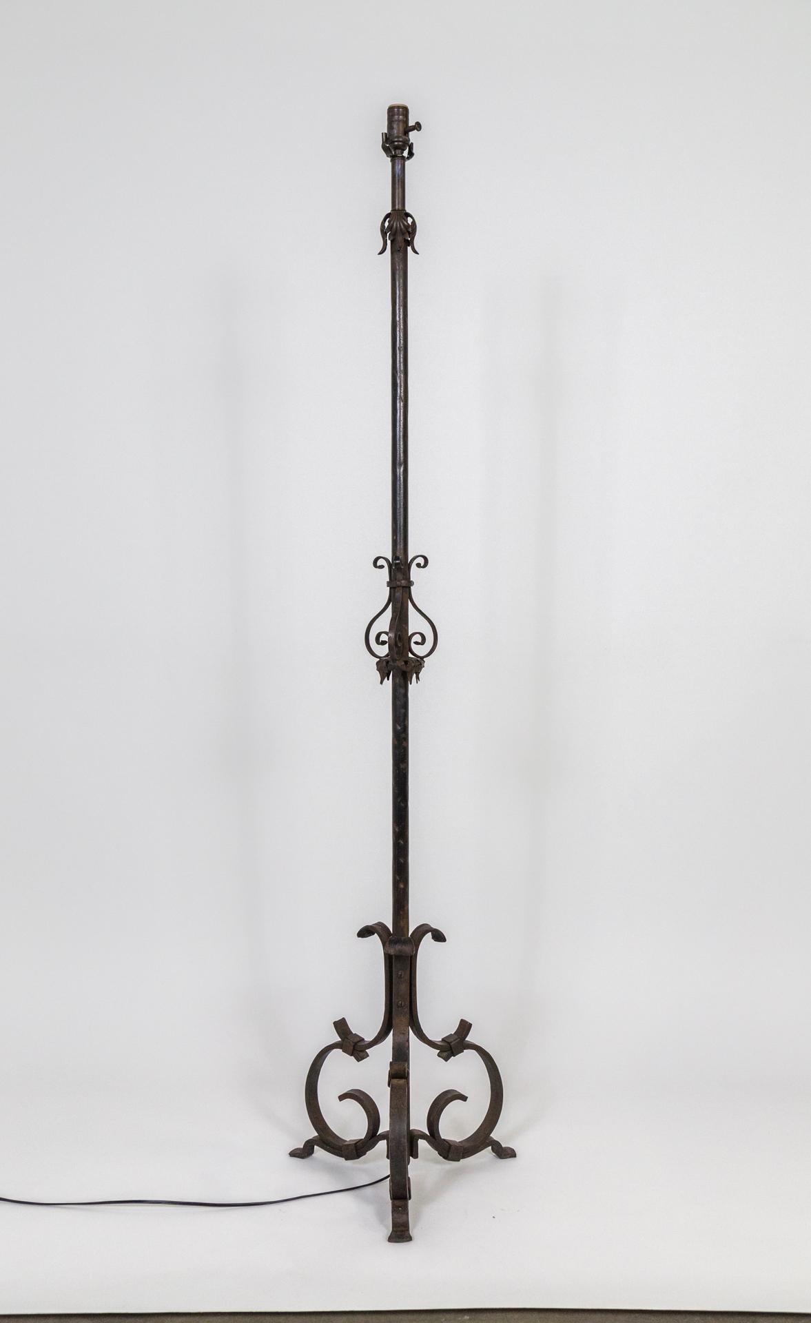 Antike schmiedeeiserne Stehlampe mit Schnörkeln (Mitte des 20. Jahrhunderts) im Angebot