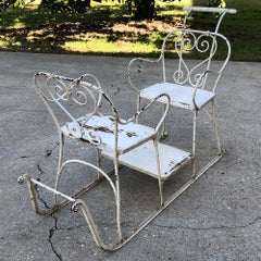 Antiker schmiedeeiserner Schlitten im französischen Landhausstil