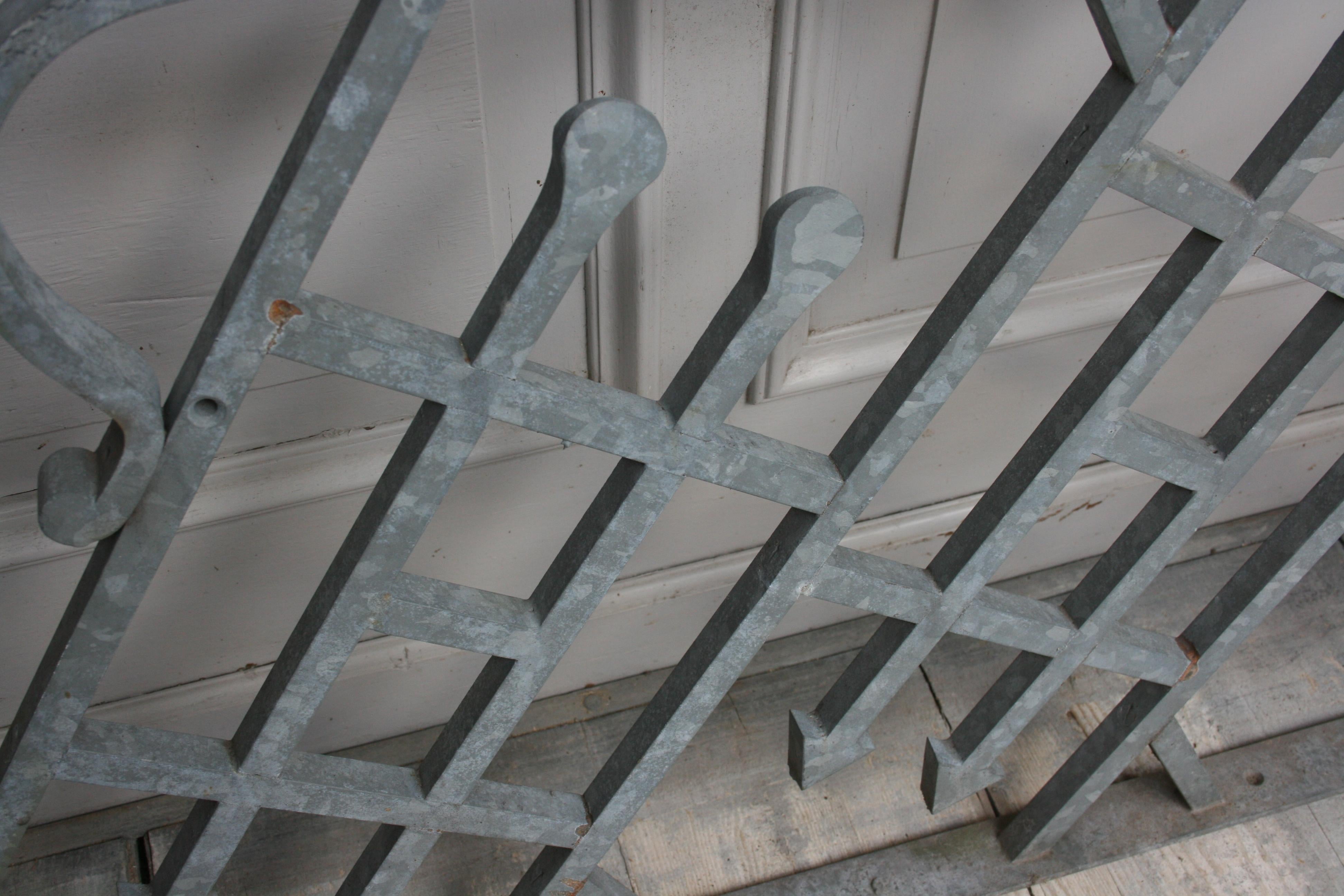 Railage d'escalier en fer forgé ancien, sablé et galvanisé en vente 3