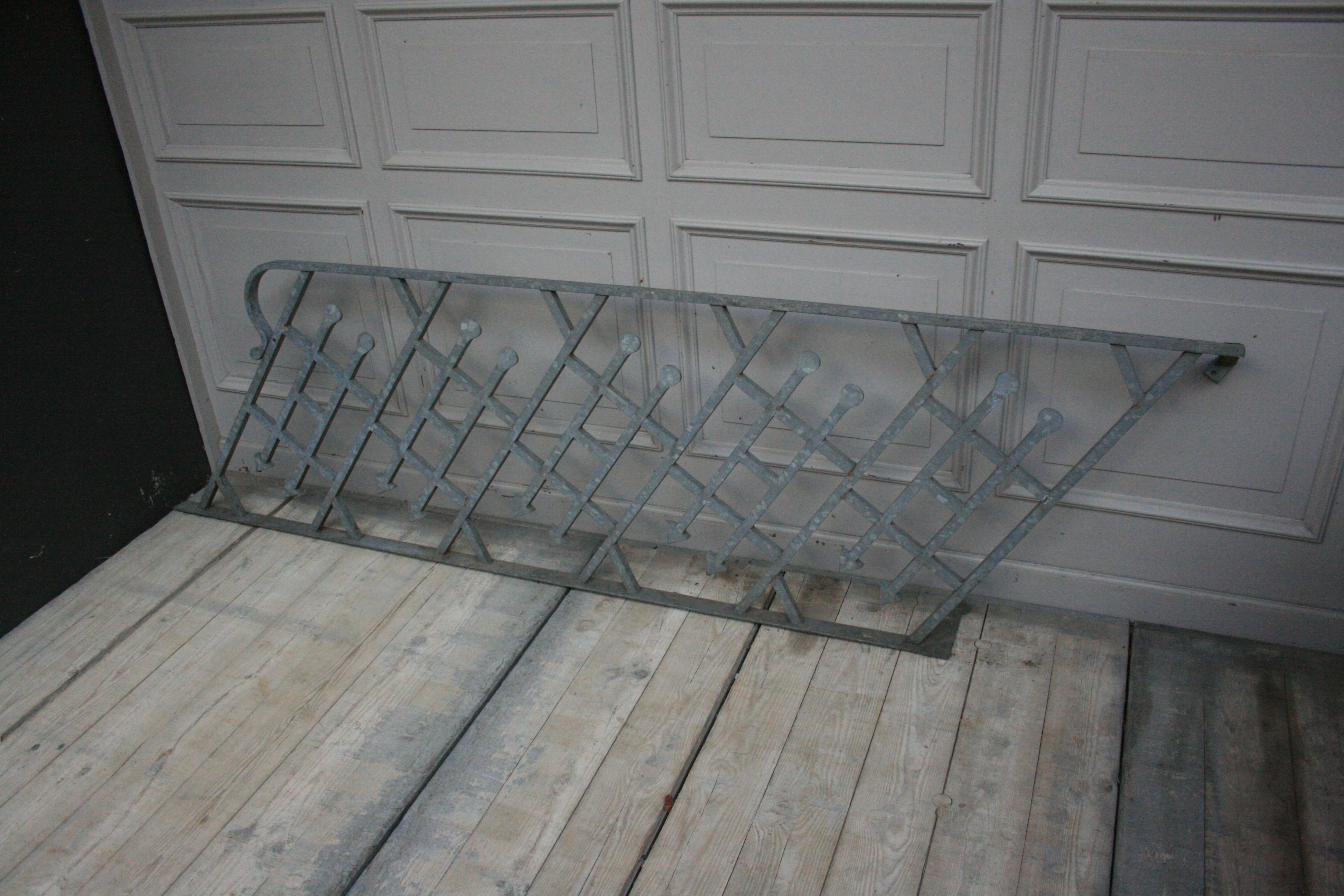Rustique Railage d'escalier en fer forgé ancien, sablé et galvanisé en vente
