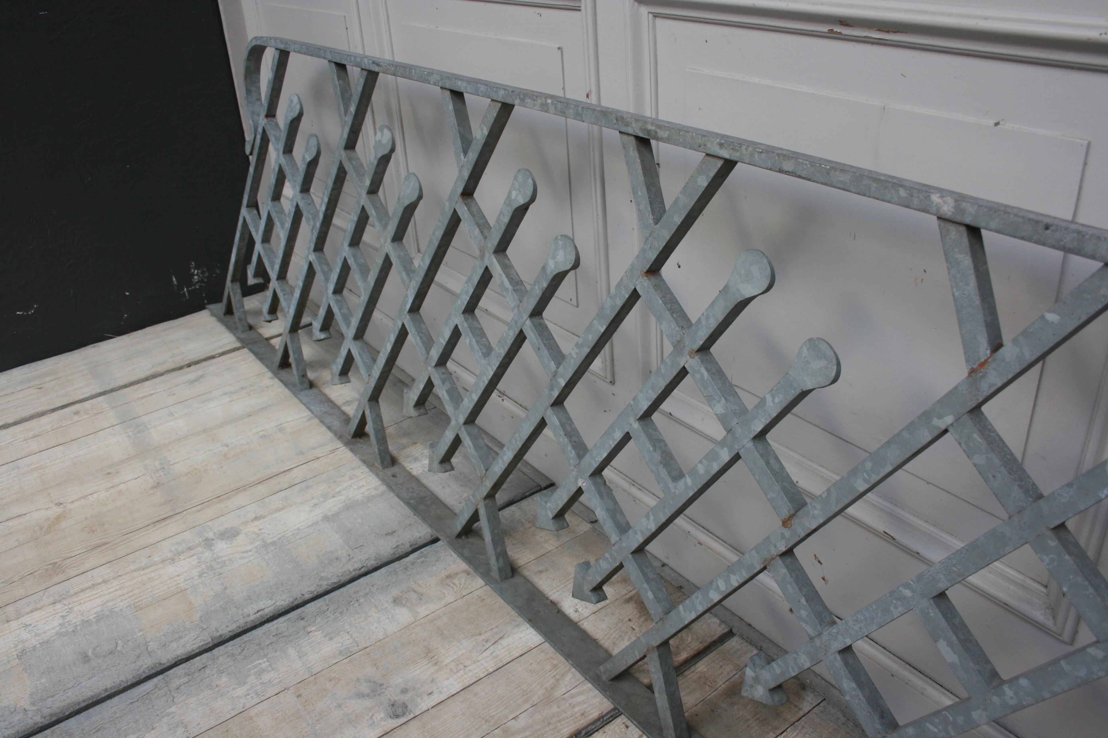 Européen Railage d'escalier en fer forgé ancien, sablé et galvanisé en vente