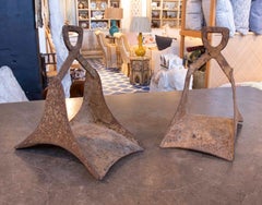 Antiker schmiedeeiserner Steigbügel, geschwungener Sockel, original Patina, 1850