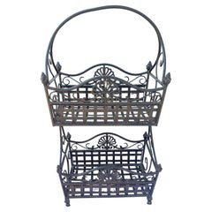 Cesta de pie antigua de hierro forjado de dos pisos