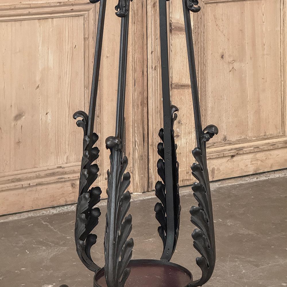 Piédestal ancien en fer forgé à deux niveaux en vente 2