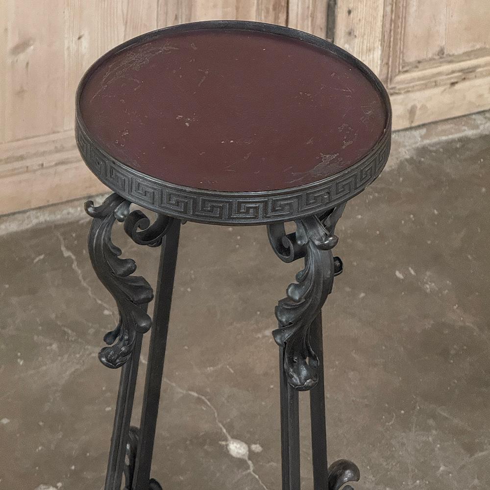 Piédestal ancien en fer forgé à deux niveaux en vente 5