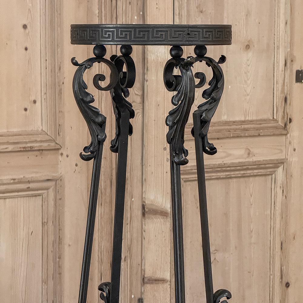 Piédestal ancien en fer forgé à deux niveaux en vente 6