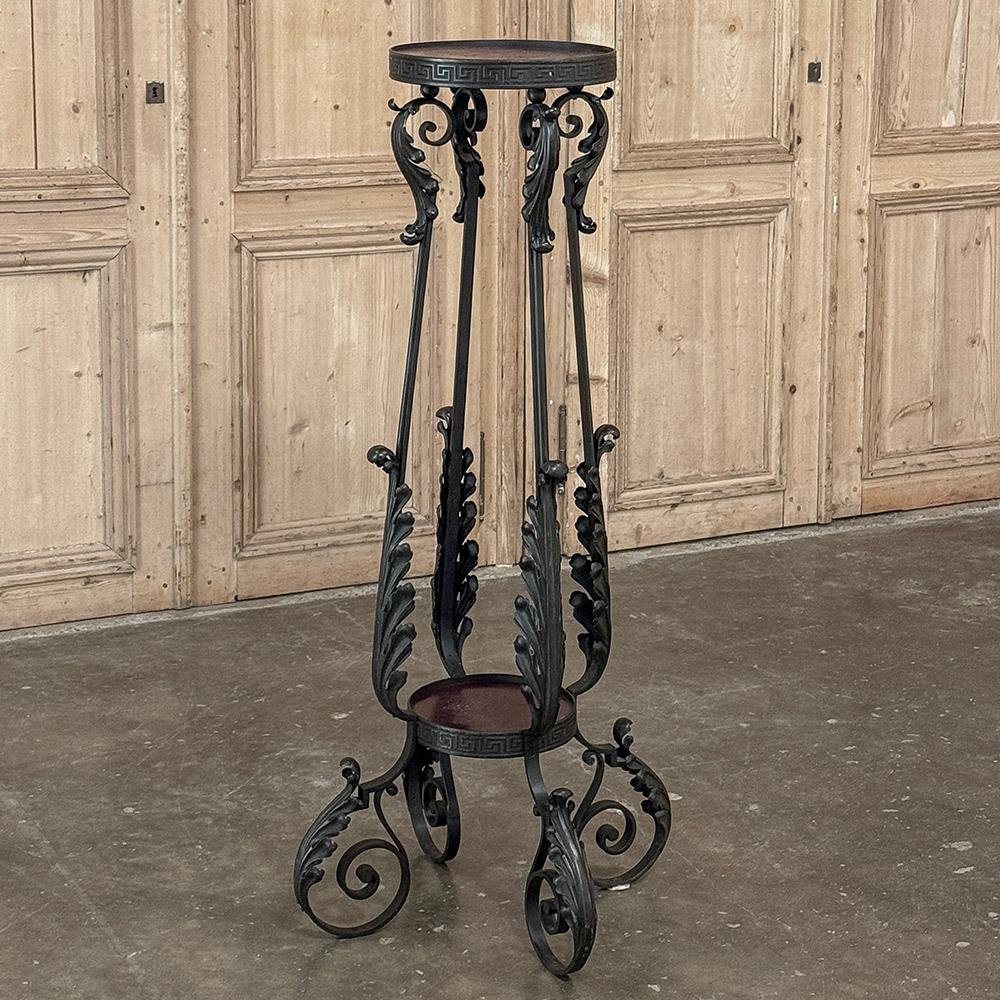 Le piédestal à deux niveaux en fer forgé ancien constituera une plate-forme élégante pour exposer des statues, des vases, des urnes ou des objets d'art !  Fabriqué à la main en fer massif, il comporte deux plates-formes circulaires, chacune encadrée