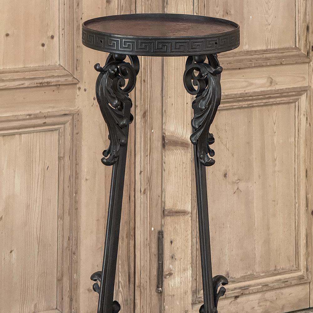 Piédestal ancien en fer forgé à deux niveaux Bon état - En vente à Dallas, TX