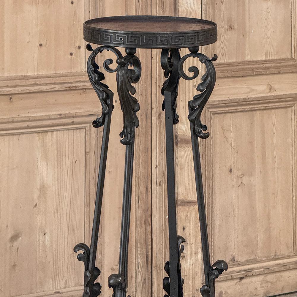 Piédestal ancien en fer forgé à deux niveaux en vente 1