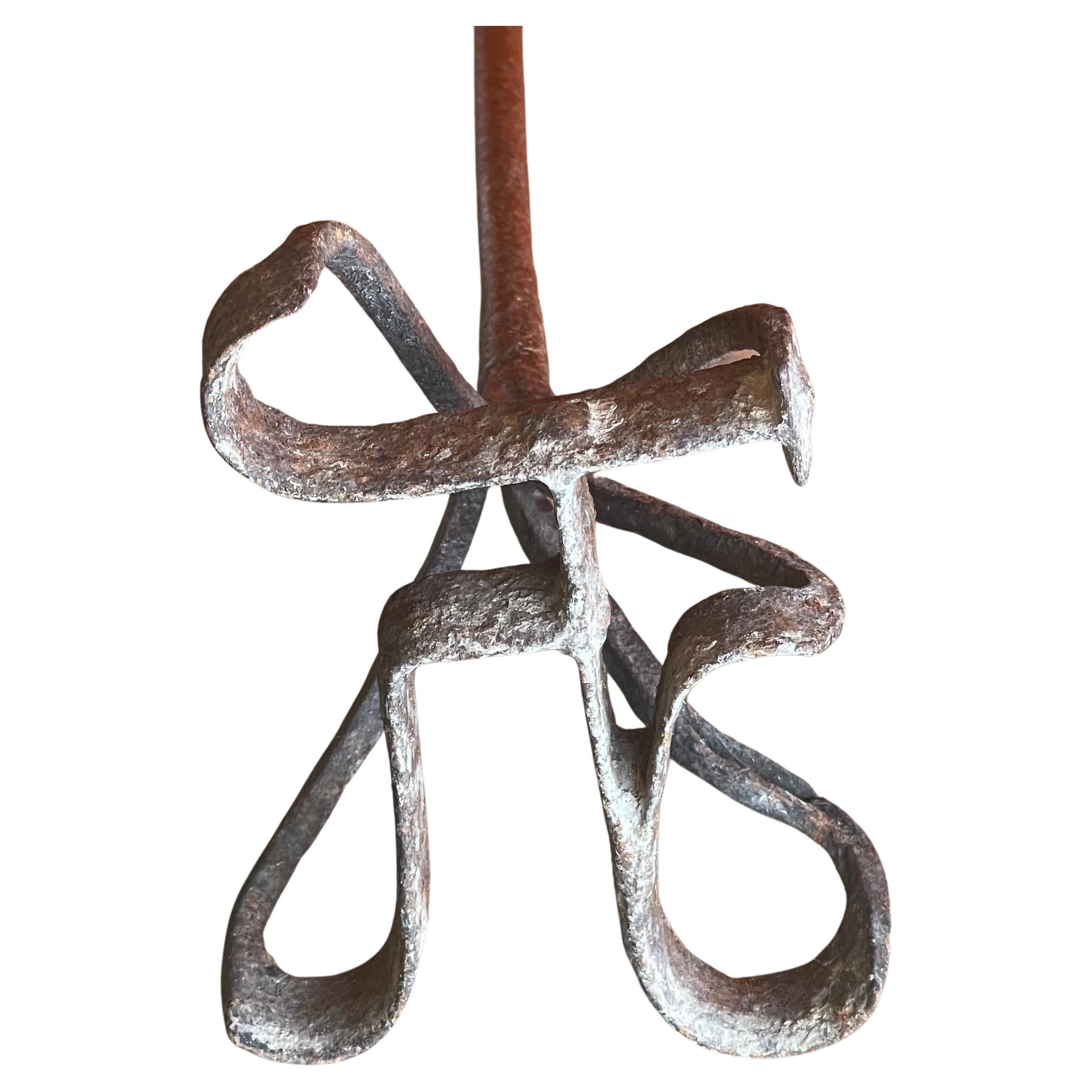 A very nice antique wrought iron western branding iron, circa 1940s. The piece is in good vintage condition (distressed) and measures 6