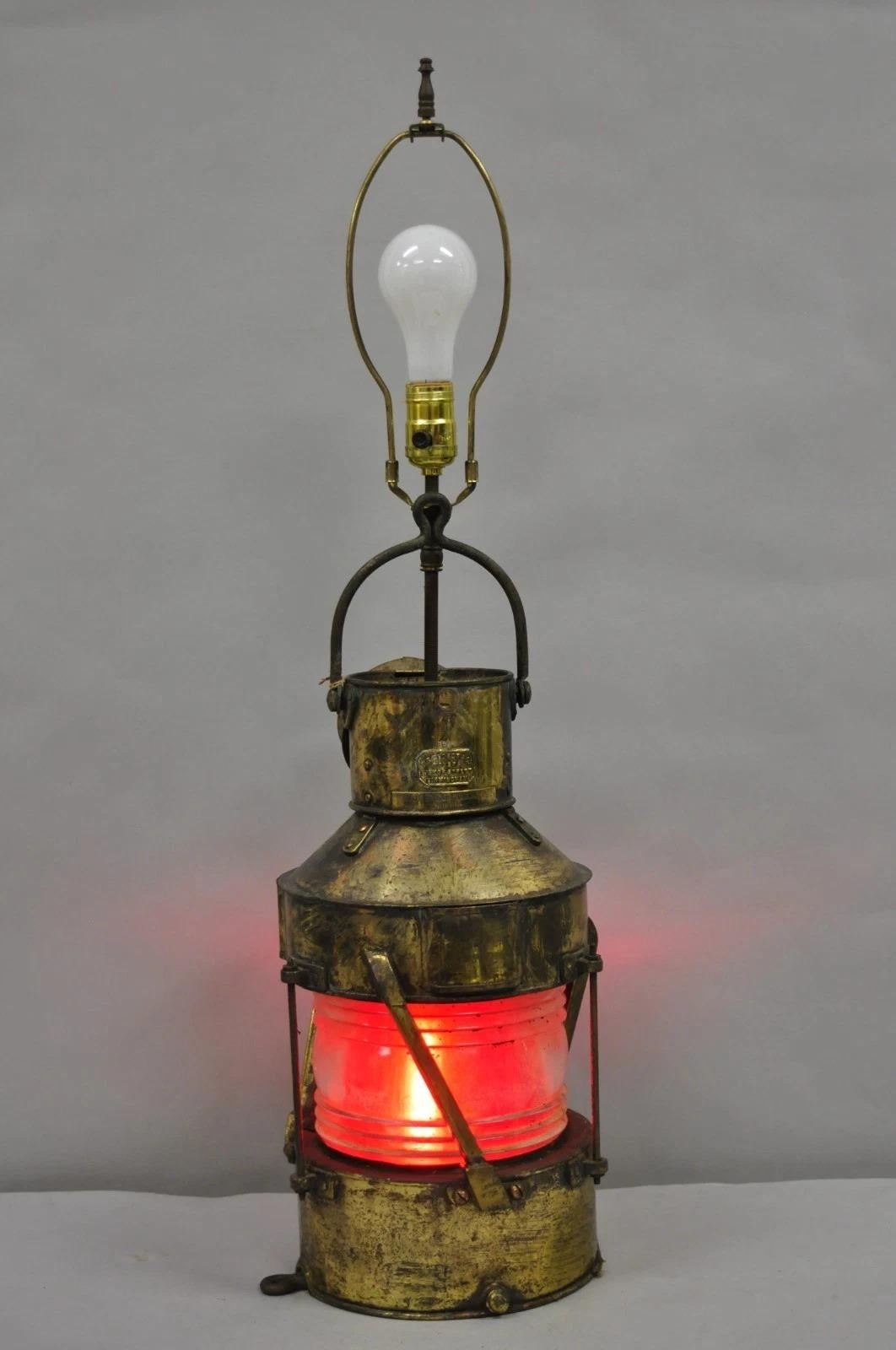Antiguo farol de cobre patinado inglés W.T George & Co Lámpara de mesa convertida en farol náutico de barco con reflector interior rojo y etiqueta original. Circa finales del siglo XIX. Medidas: 32,5