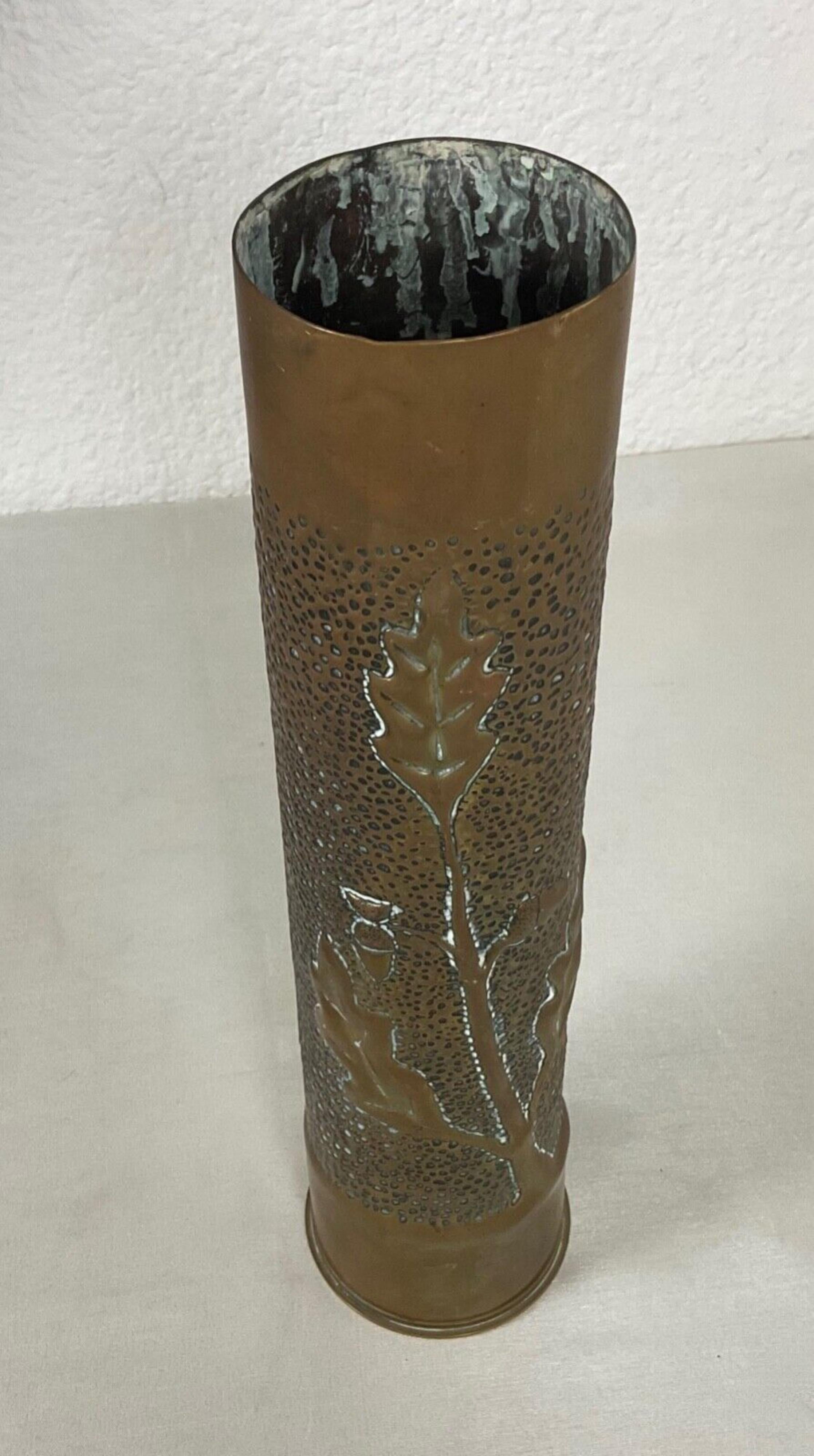 Diese antike Muschelkiste aus dem Jahr 1916 ist ein bemerkenswertes Beispiel für Grabenkunst und zeigt die Kreativität und das Geschick von Soldaten oder Handwerkern, die Materialien aus der Kriegszeit in dekorative Objekte verwandelten. Mit einer