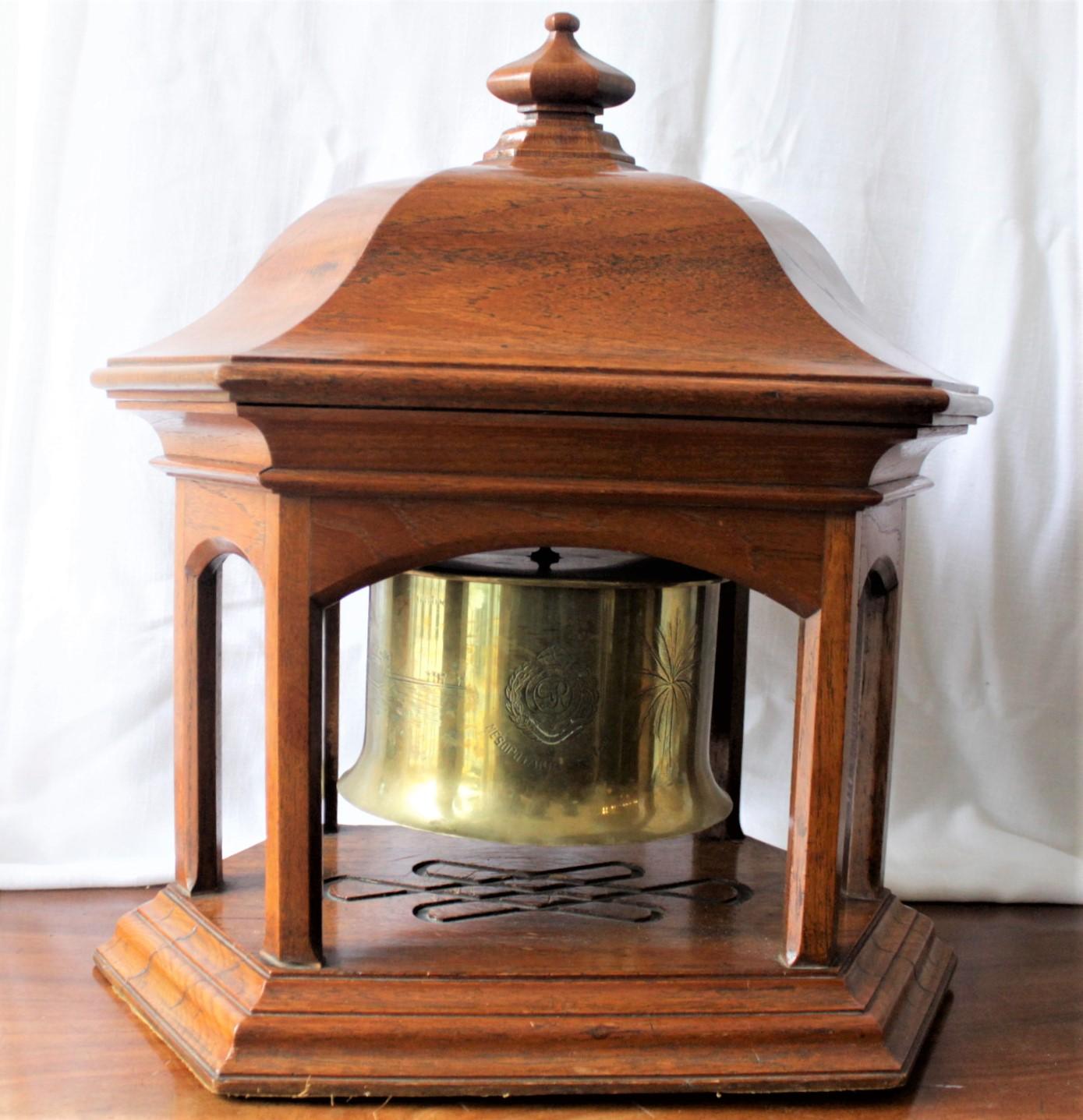 Artisanat Ancienne cloche de salle à manger ou canne à dîner en laiton gravée en forme de coquillage de l'époque de la Première Guerre mondiale, période Trench Art en vente