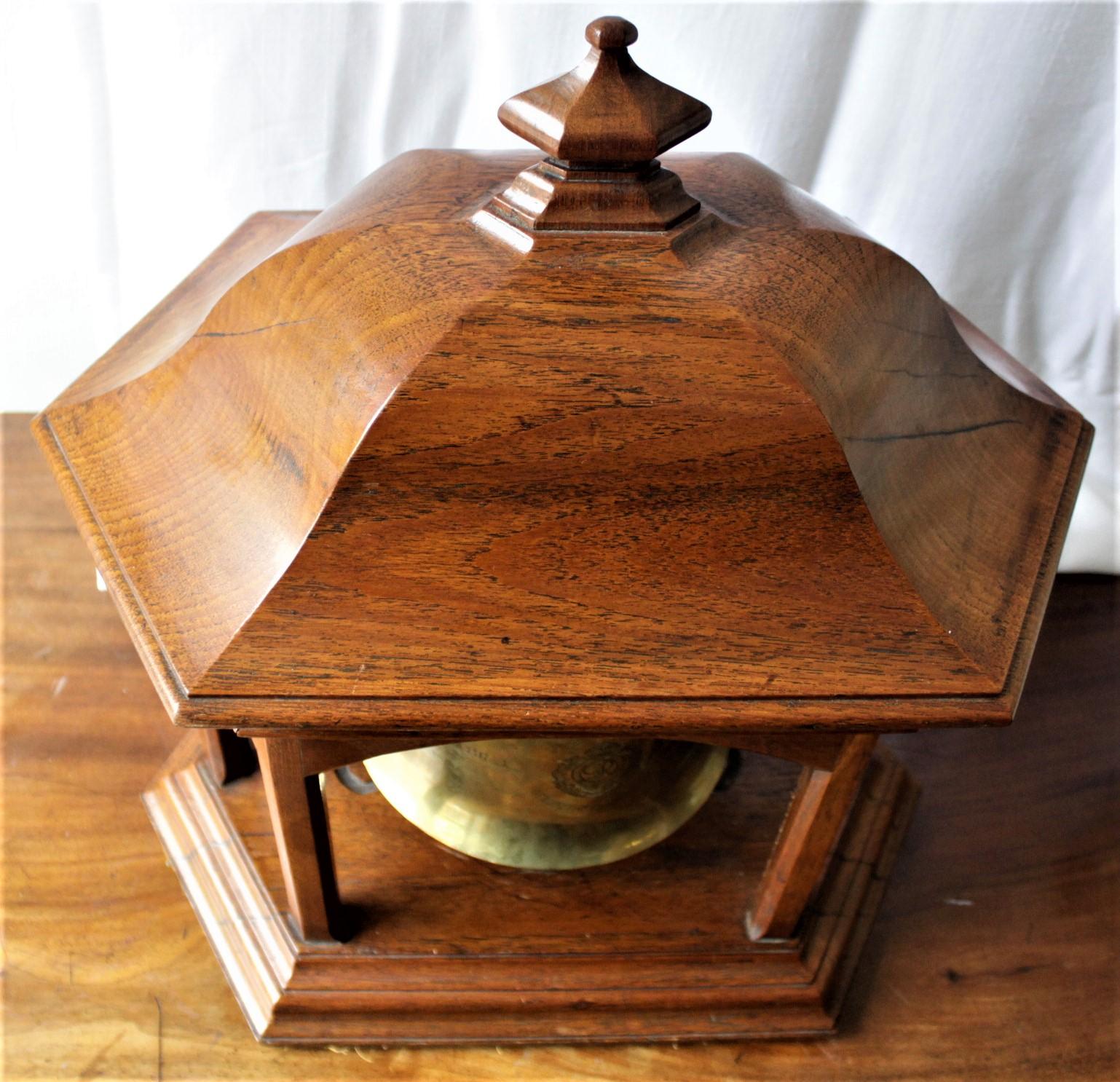 Fait main Ancienne cloche de salle à manger ou canne à dîner en laiton gravée en forme de coquillage de l'époque de la Première Guerre mondiale, période Trench Art en vente