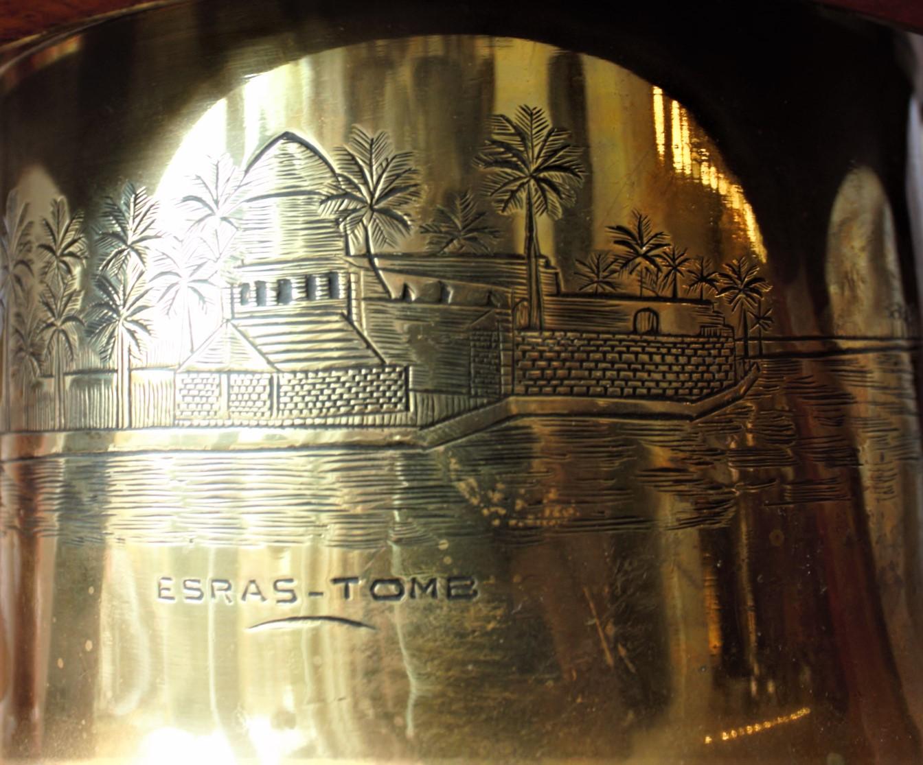 Laiton Ancienne cloche de salle à manger ou canne à dîner en laiton gravée en forme de coquillage de l'époque de la Première Guerre mondiale, période Trench Art en vente
