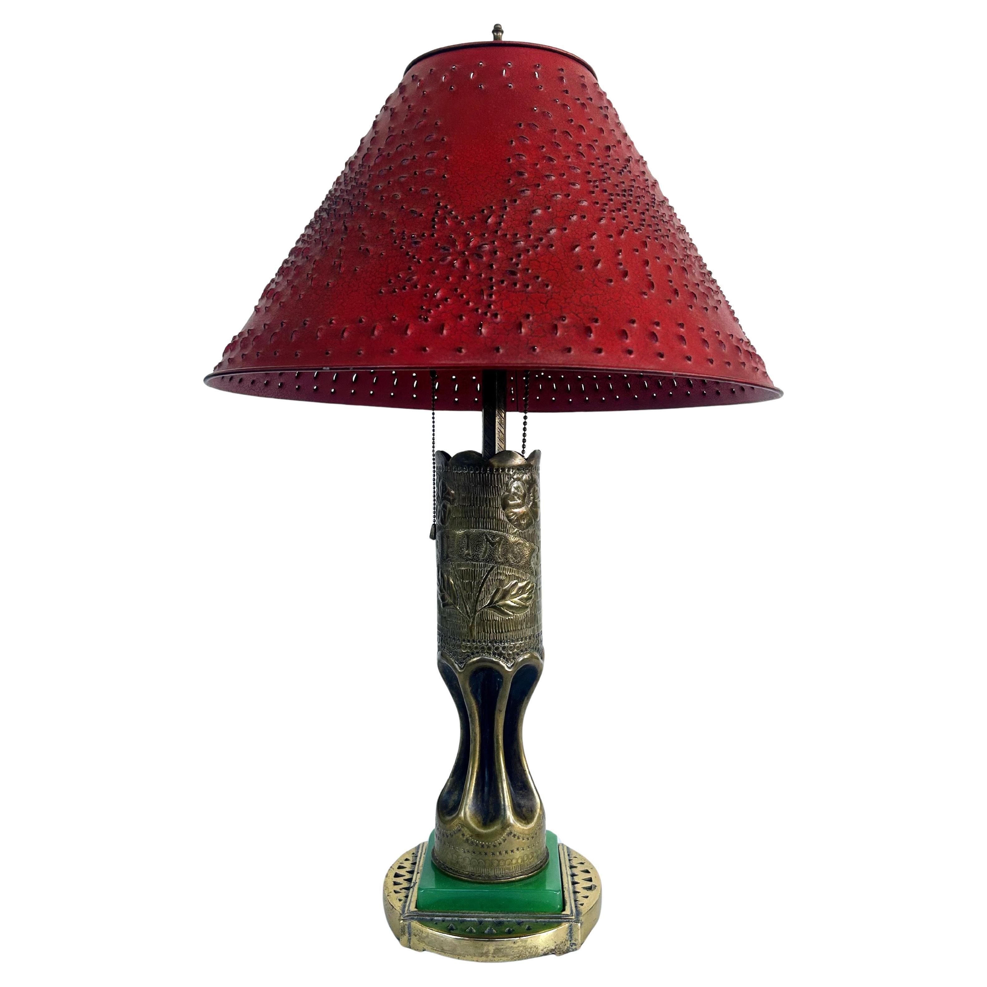 Lampada da tavolo a conchiglia d'artiglieria in ottone incisa, risalente alla prima guerra mondiale