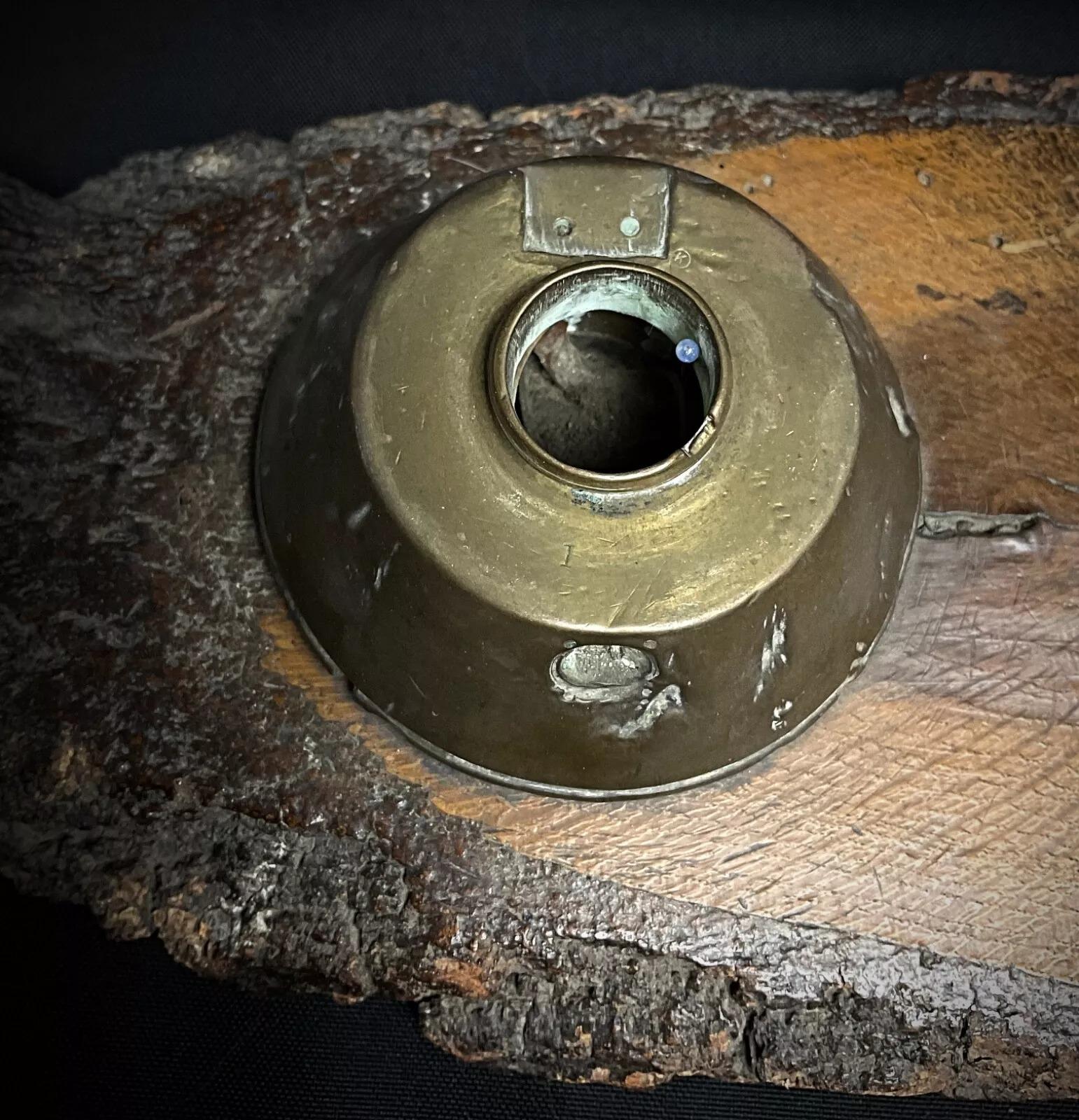 Cet encrier unique et historique de la Première Guerre mondiale présente deux têtes d'obus allemandes montées sur une base en bois, offrant un rare mélange de fonctionnalité et d'histoire militaire. Remarquable objet de collection, cette pièce est à