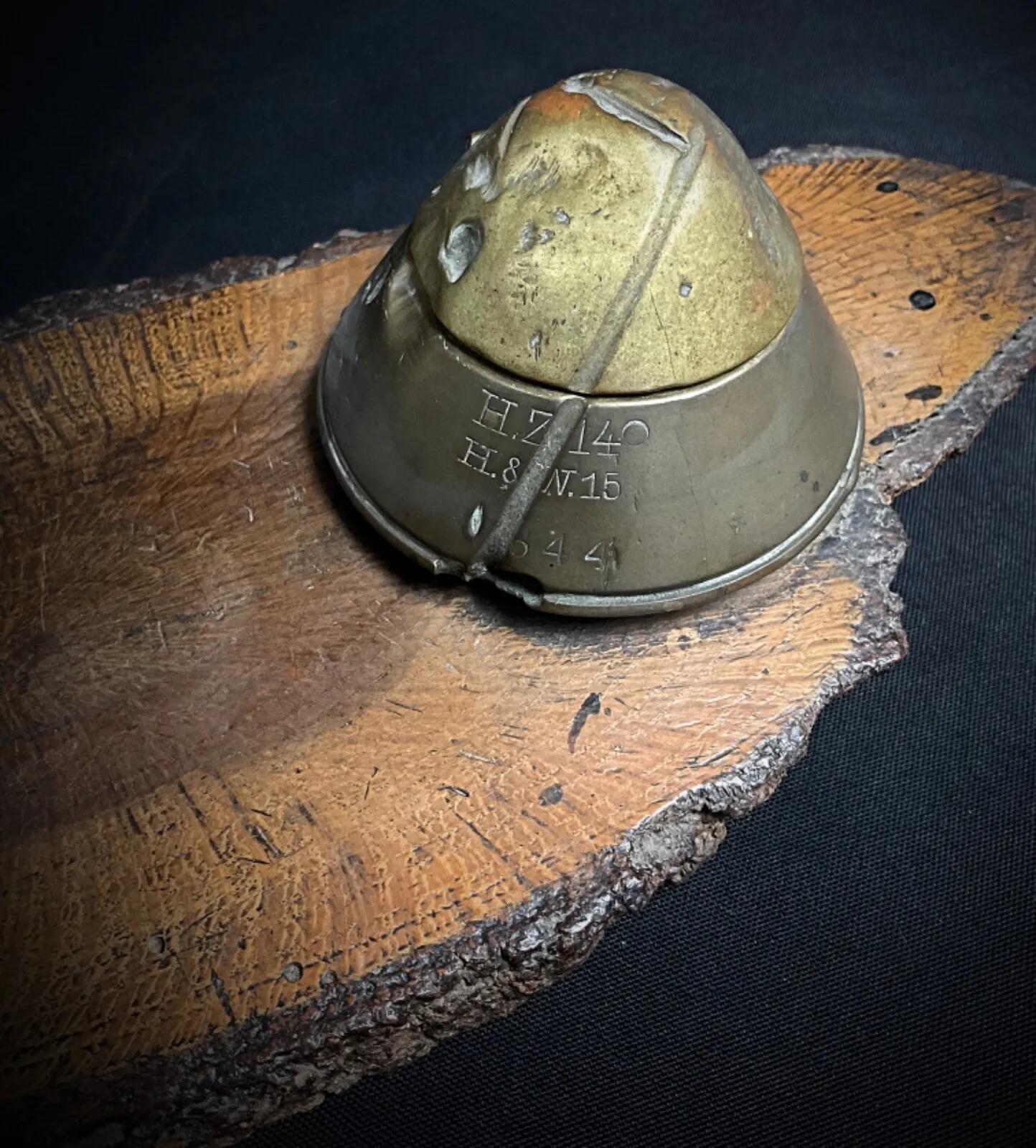 Français Encrier ancien de la Première Guerre mondiale avec têtes de coquillages allemands sur base en bois - 2Y324 en vente