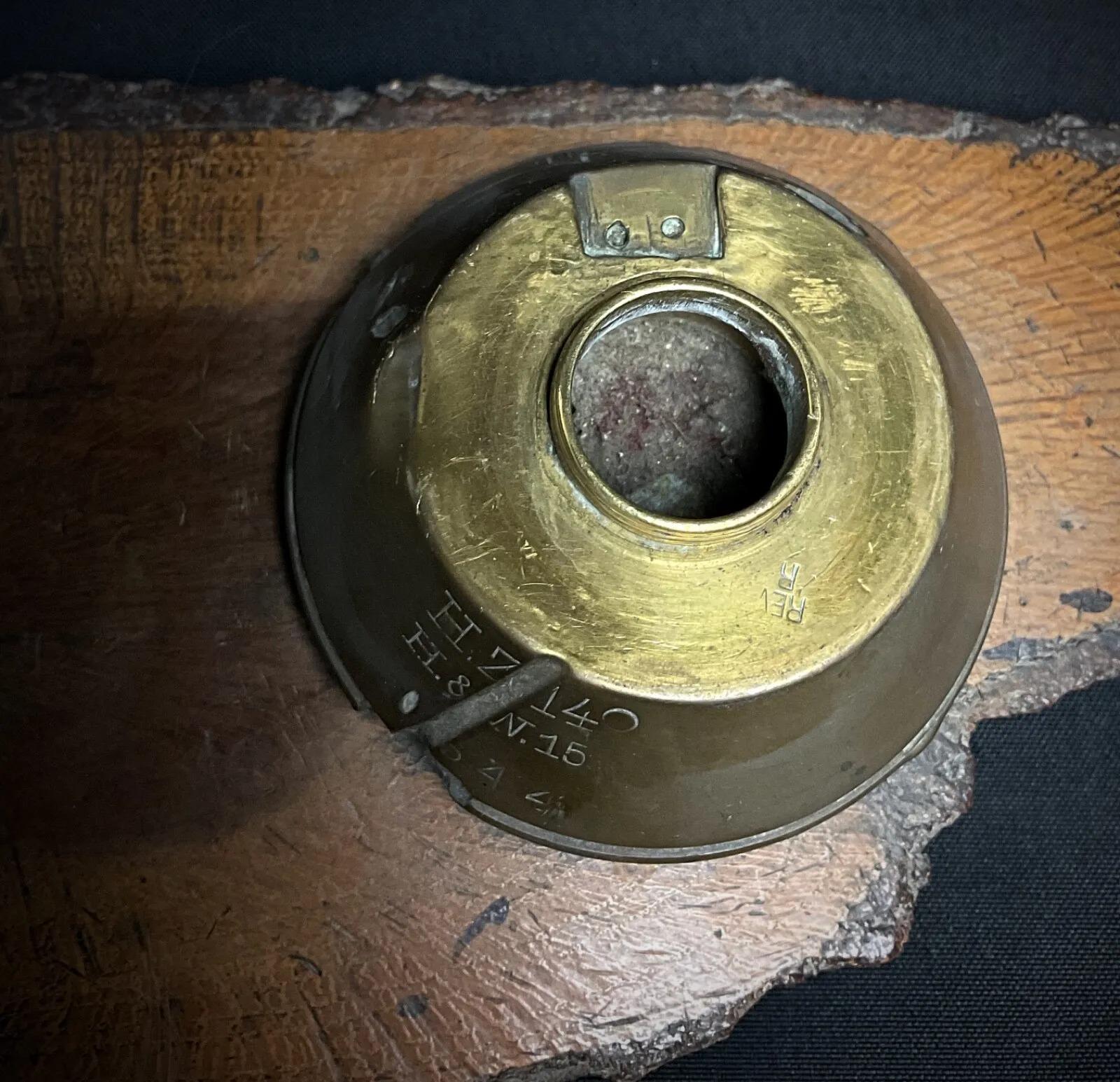 Encrier ancien de la Première Guerre mondiale avec têtes de coquillages allemands sur base en bois - 2Y324 en vente 1