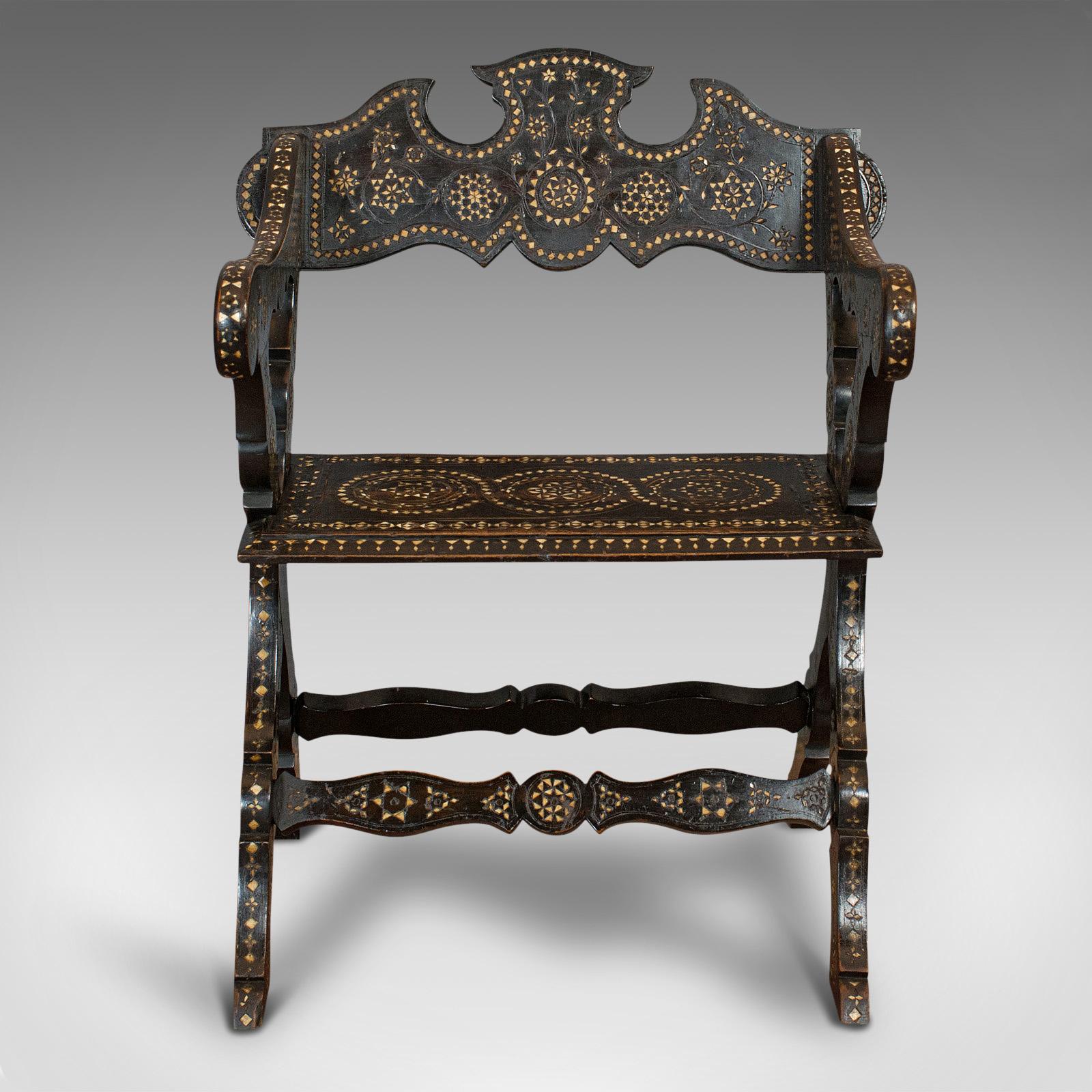 Dies ist ein antiker Stuhl mit X-Gestell. Ein orientalischer Sitz aus ebonisiertem Mahagoni mit aufwändiger Knocheneinlage, datiert auf die Mitte des 19. Jahrhunderts, um 1850.

Außergewöhnliche Dekoration und Form
Zeigt eine wünschenswerte