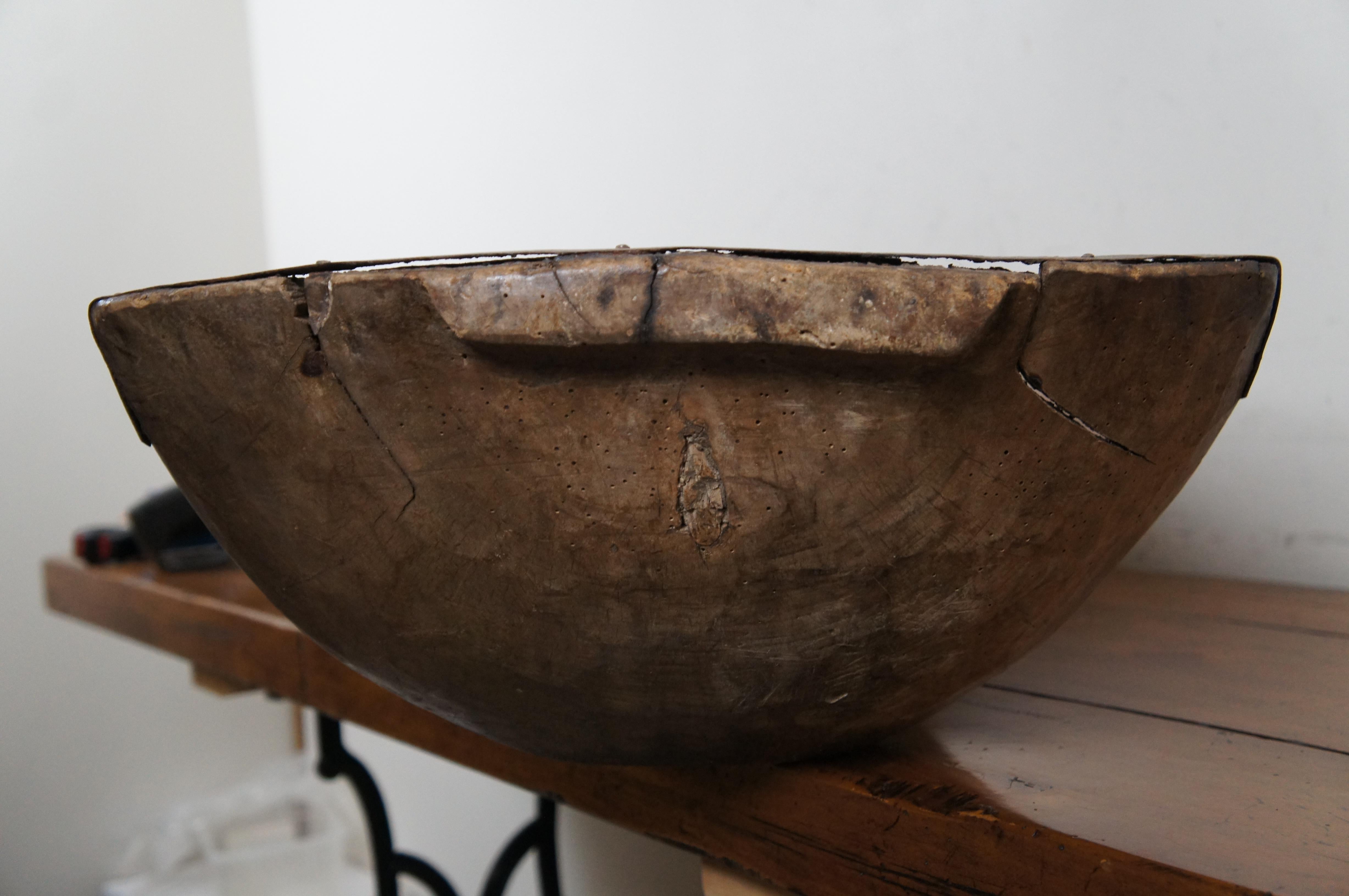 20ième siècle Antiquity X-Large Wood Iron Banded Farmhouse Dough Trencher Bowl 44