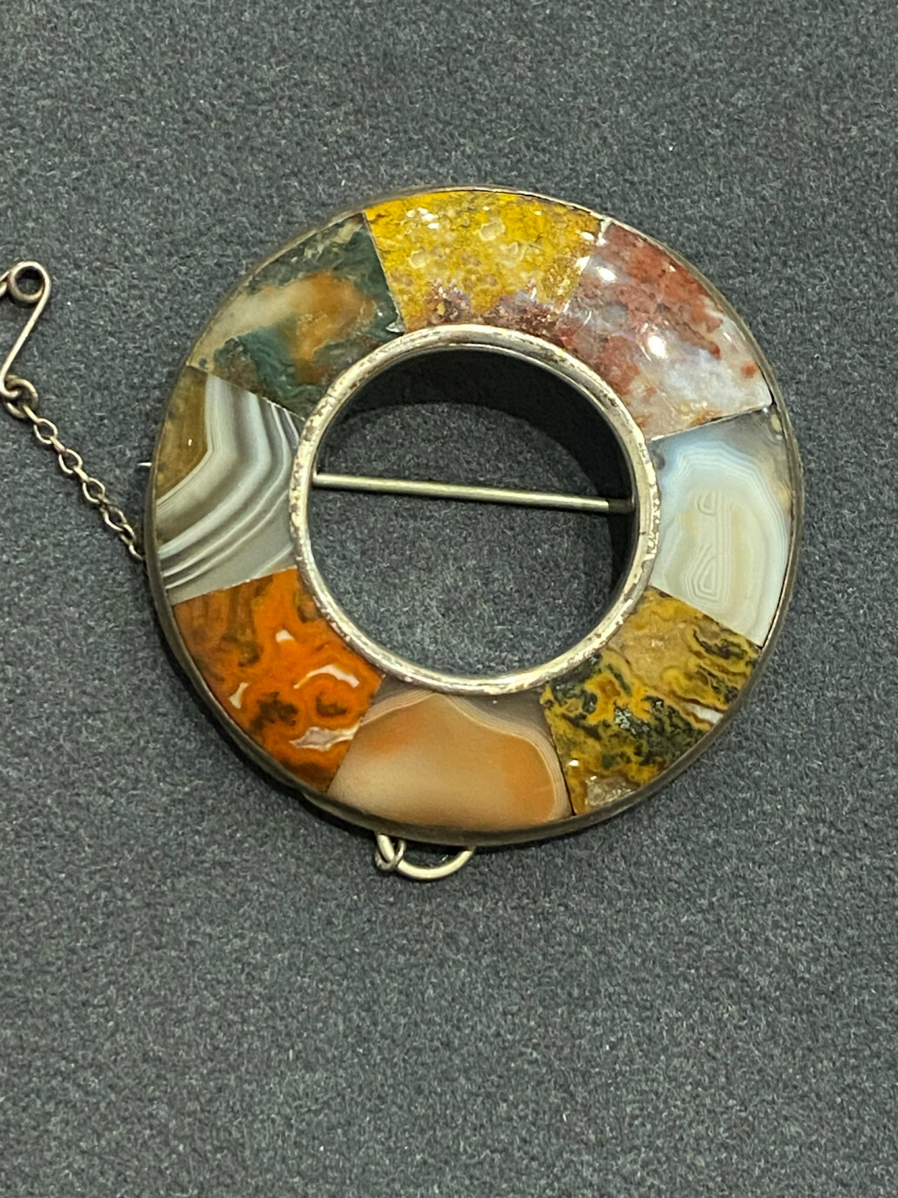 Victorien Antique XIXe siècle Broche circulaire de 50 mm en argent, en jaspe et en pierre dure. en vente