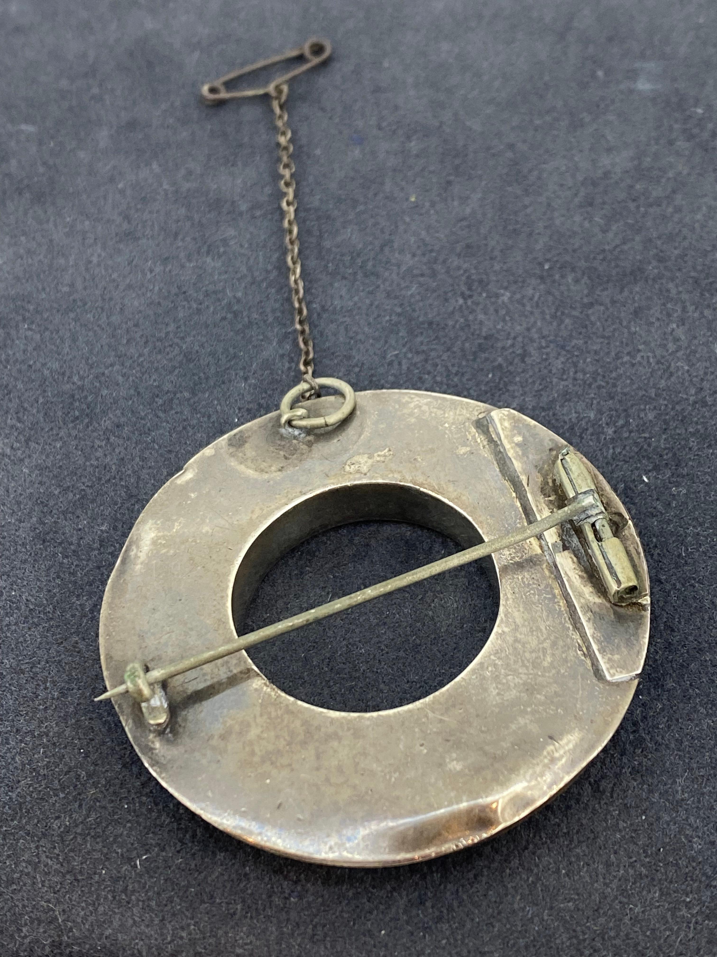 Taille cabochon Antique XIXe siècle Broche circulaire de 50 mm en argent, en jaspe et en pierre dure. en vente