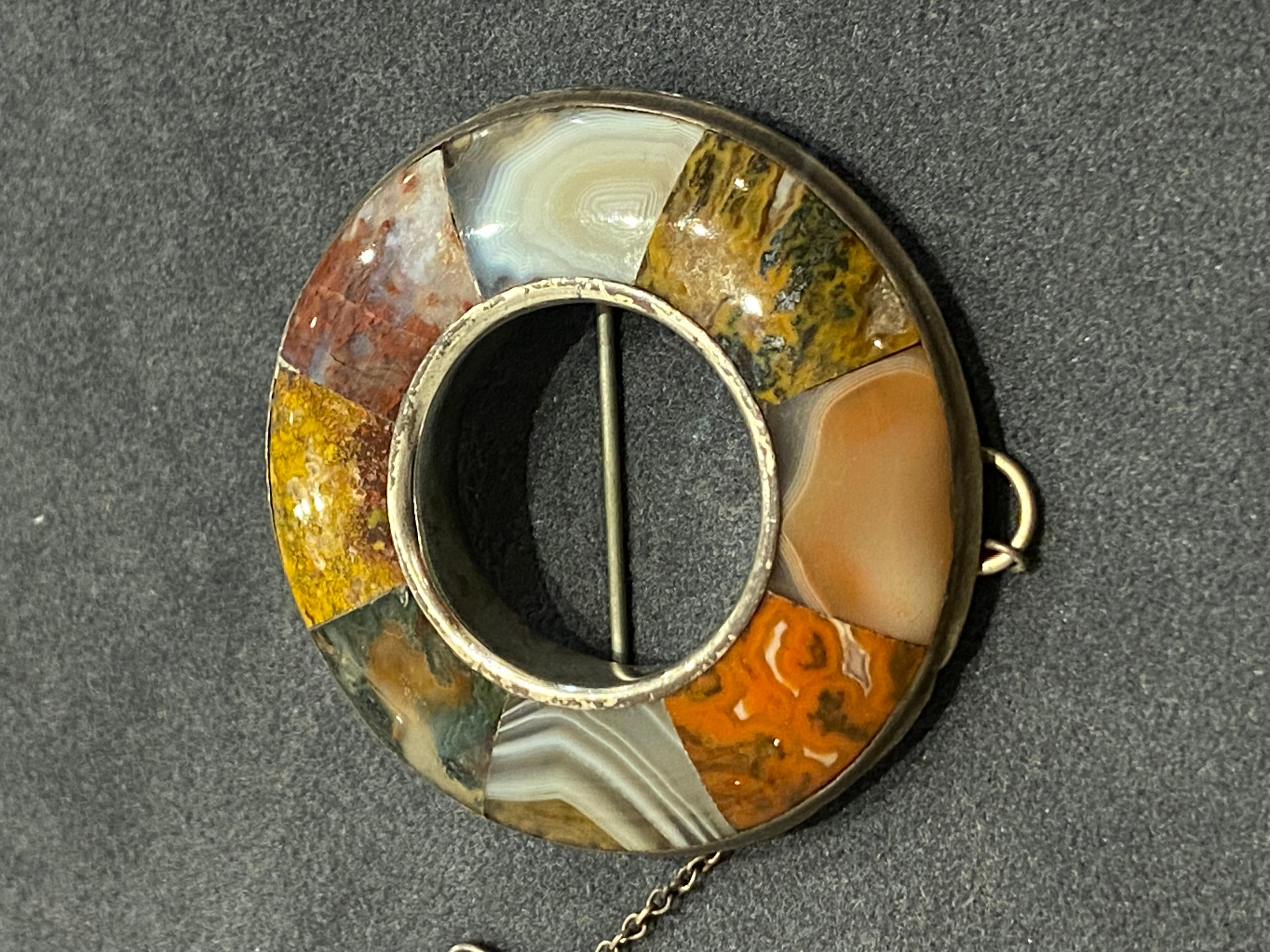 Antique XIXe siècle Broche circulaire de 50 mm en argent, en jaspe et en pierre dure. en vente 1
