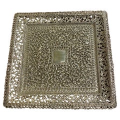 Antike XIXc Indian 950 Silber Kutch Tablett, quadratisch, aufwendig geprägt, 336gr. Antike XIXc Indian 950 Silber Kutch Tablett, quadratisch, aufwendig geprägt, 336gr.