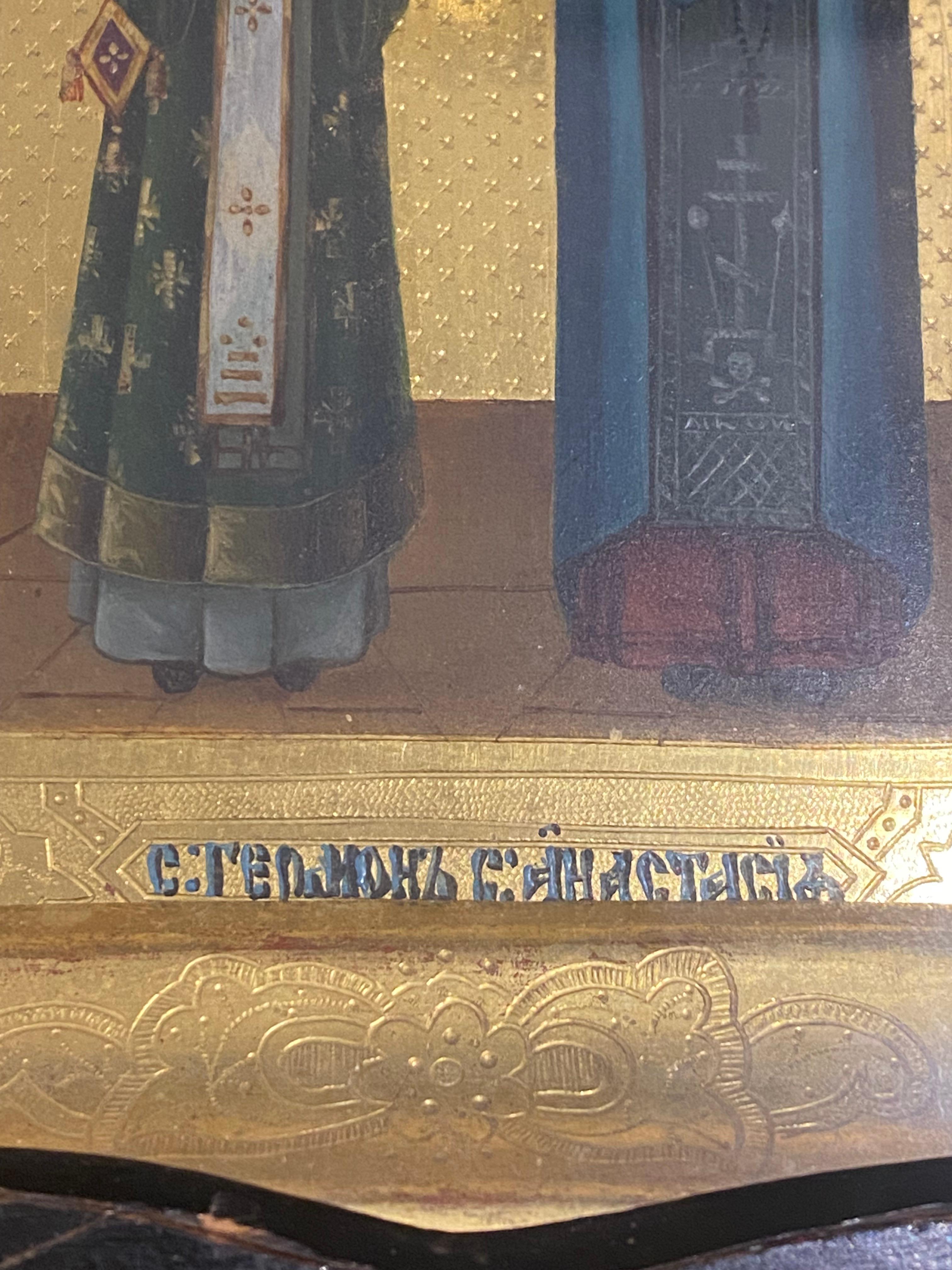 Icone russe ancienne,
dans un coffret en bois et un cadre en feuille d'or, 
datant de la 2e moitié du XIXe siècle.

Représentation de deux saints debout, 
dont Sainte Anastasie 

Avec un superbe gaufrage sur l'ensemble du corps&. 
mesure 25,5cm x