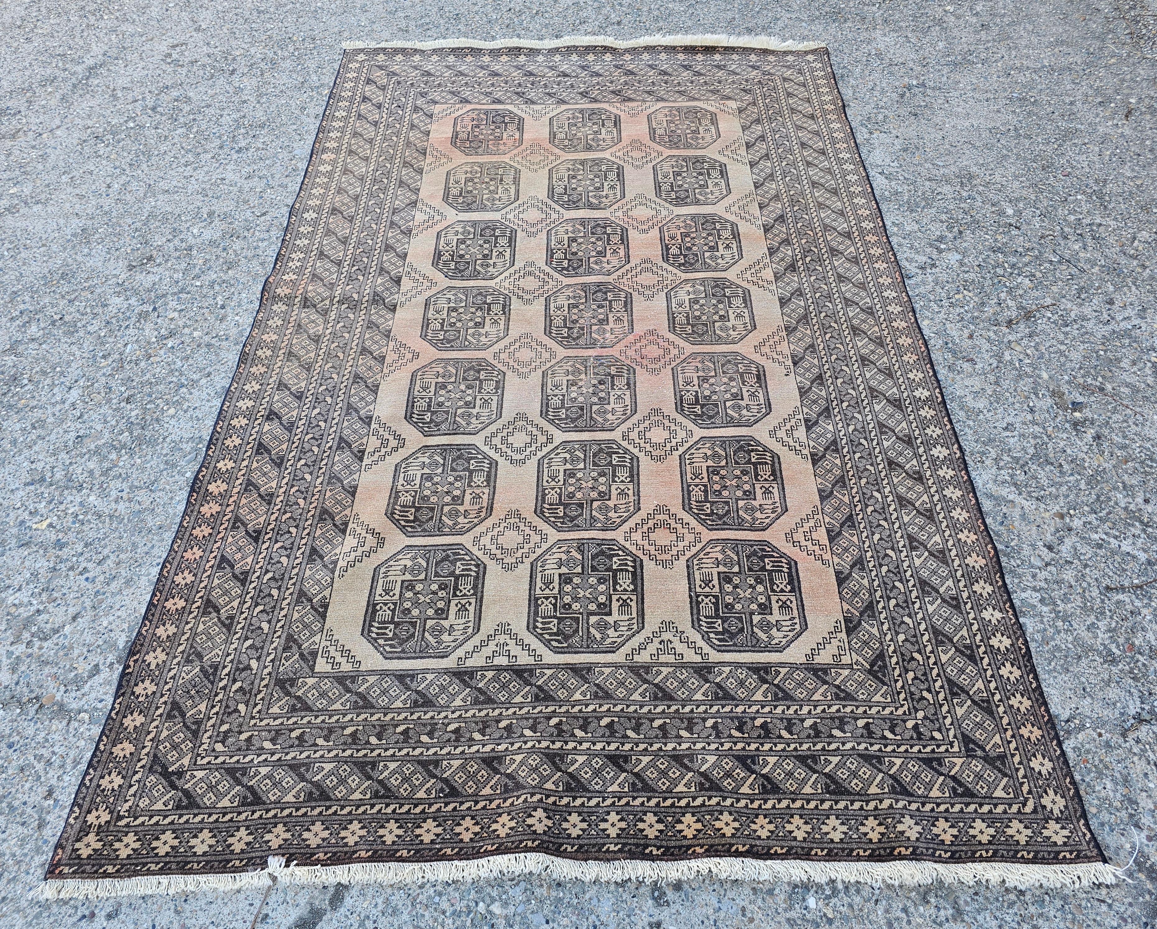 En este anuncio encontrarás una magnífica alfombra Ersari Antigua XL. Presenta una cadena de triple dibujo en el centro. Los tonos marrón claro y naranja muy pálido están presentes, y se han vuelto muy pálidos con el tiempo y bajo la influencia del