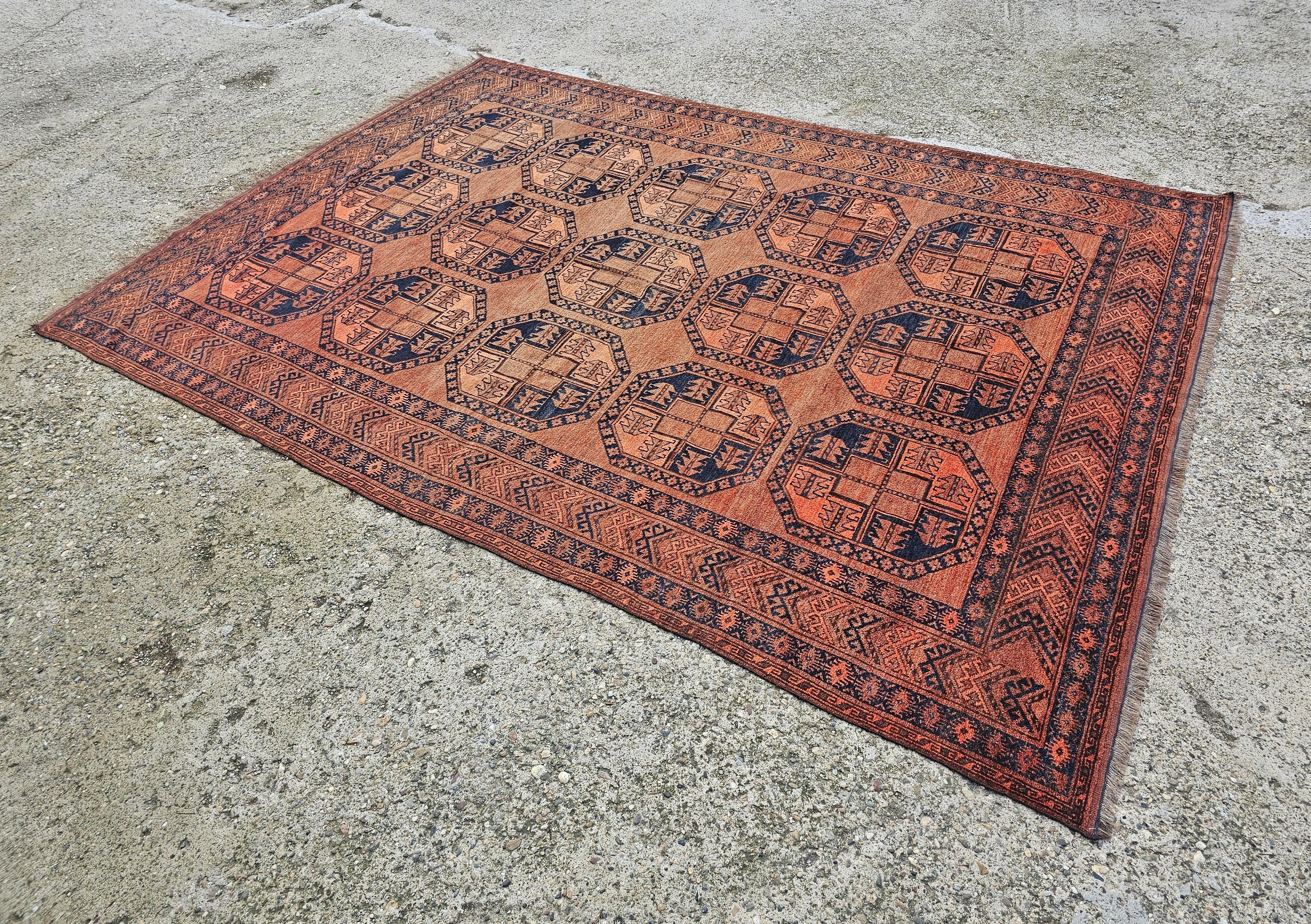 In this listing you will find a magnificent XL Antique Ersari rug. It features triple pattern chain through the center. The orange tones have come with the time and under the influence of the sun and washing, and not with chemical treatment. Hand