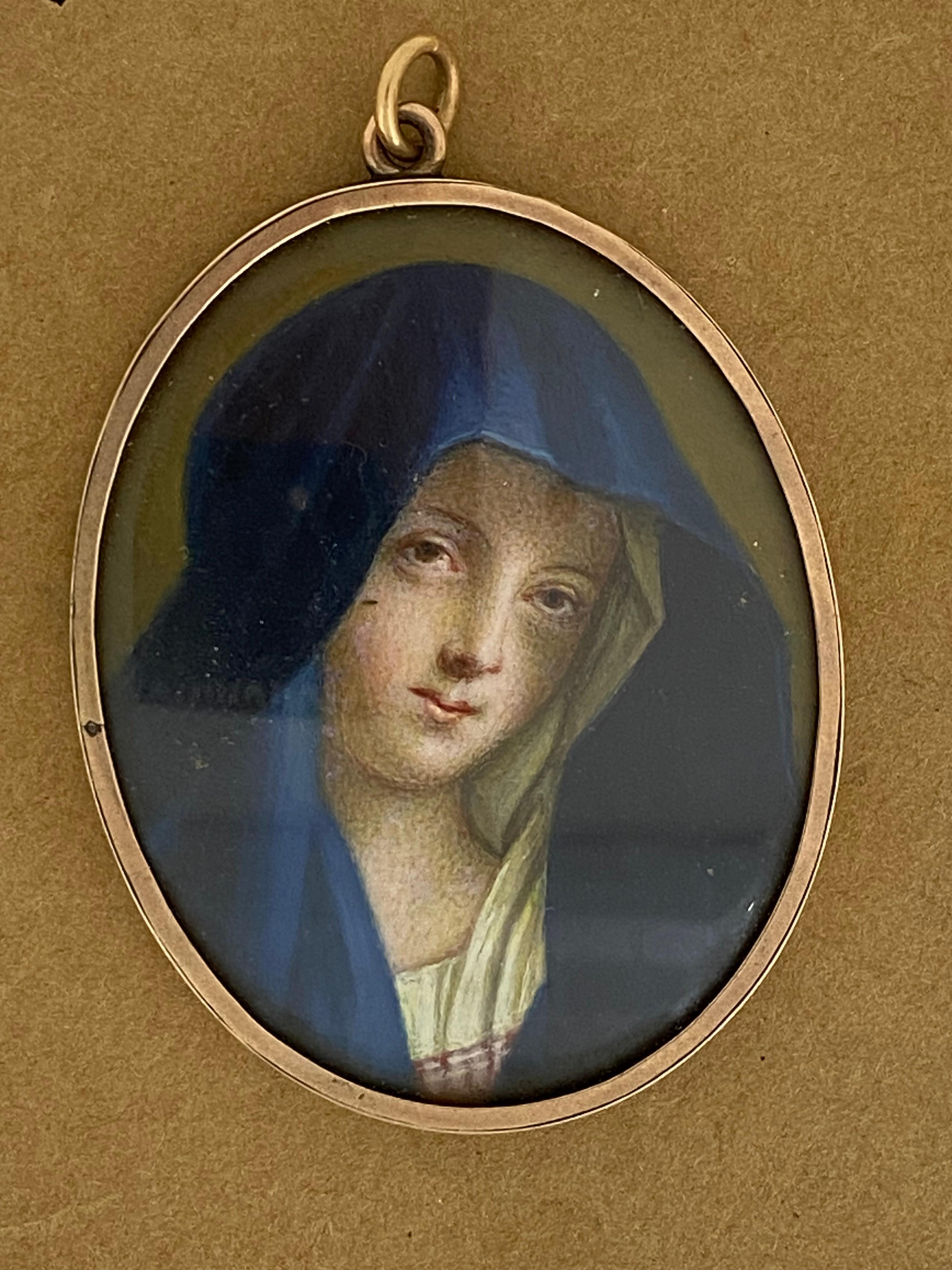 Questo delizioso ciondolo in miniatura è antico, risale al XVIII - inizio XIX secolo. 

Raffigura una suggestiva immagine della Madonna in blu, 
(forse una suora o una santa) - superbo, come Raphael, 
circondato da una cornice in oro rosa massiccio
