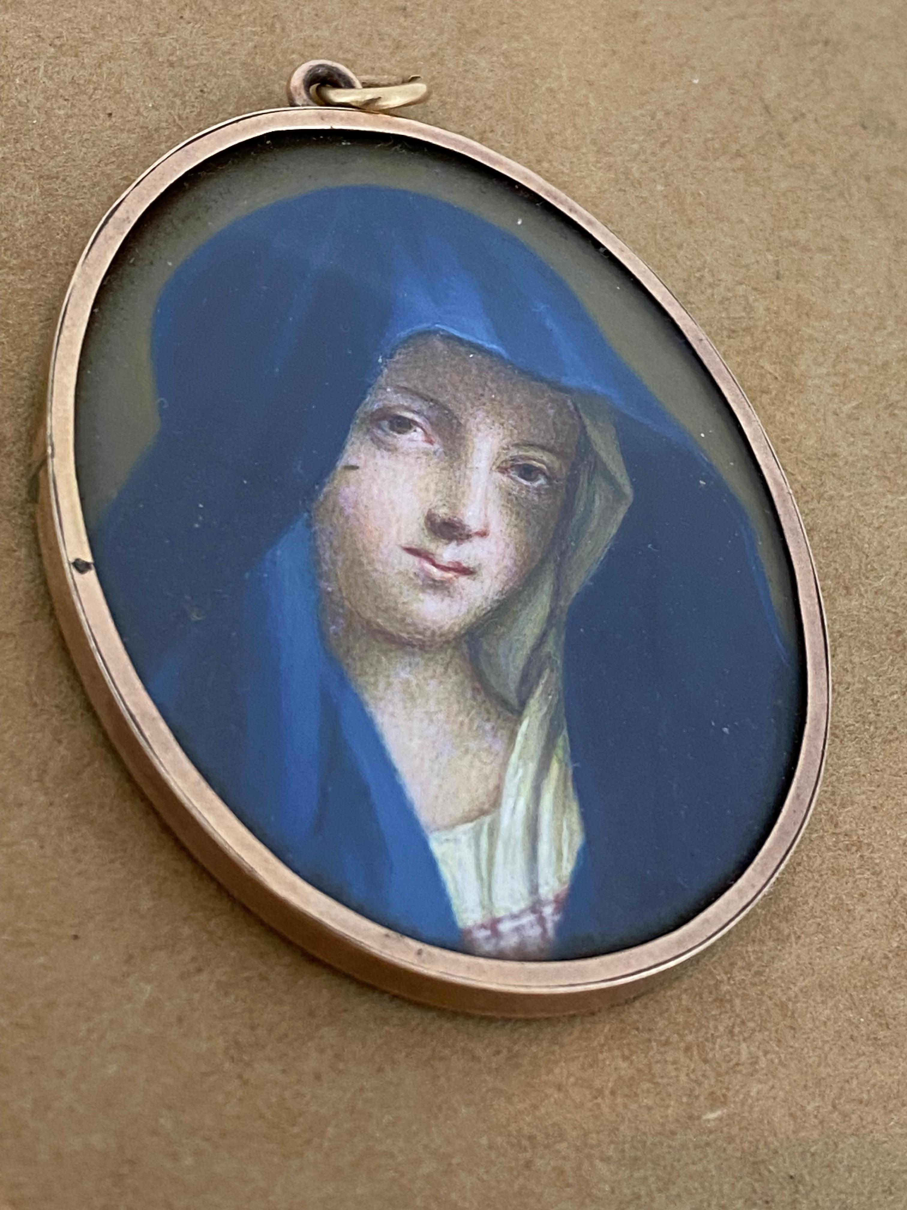 Donna Antico ciondolo in miniatura in oro rosa 12ct del XVIII secolo, raffigurante la Madonna in blu. in vendita