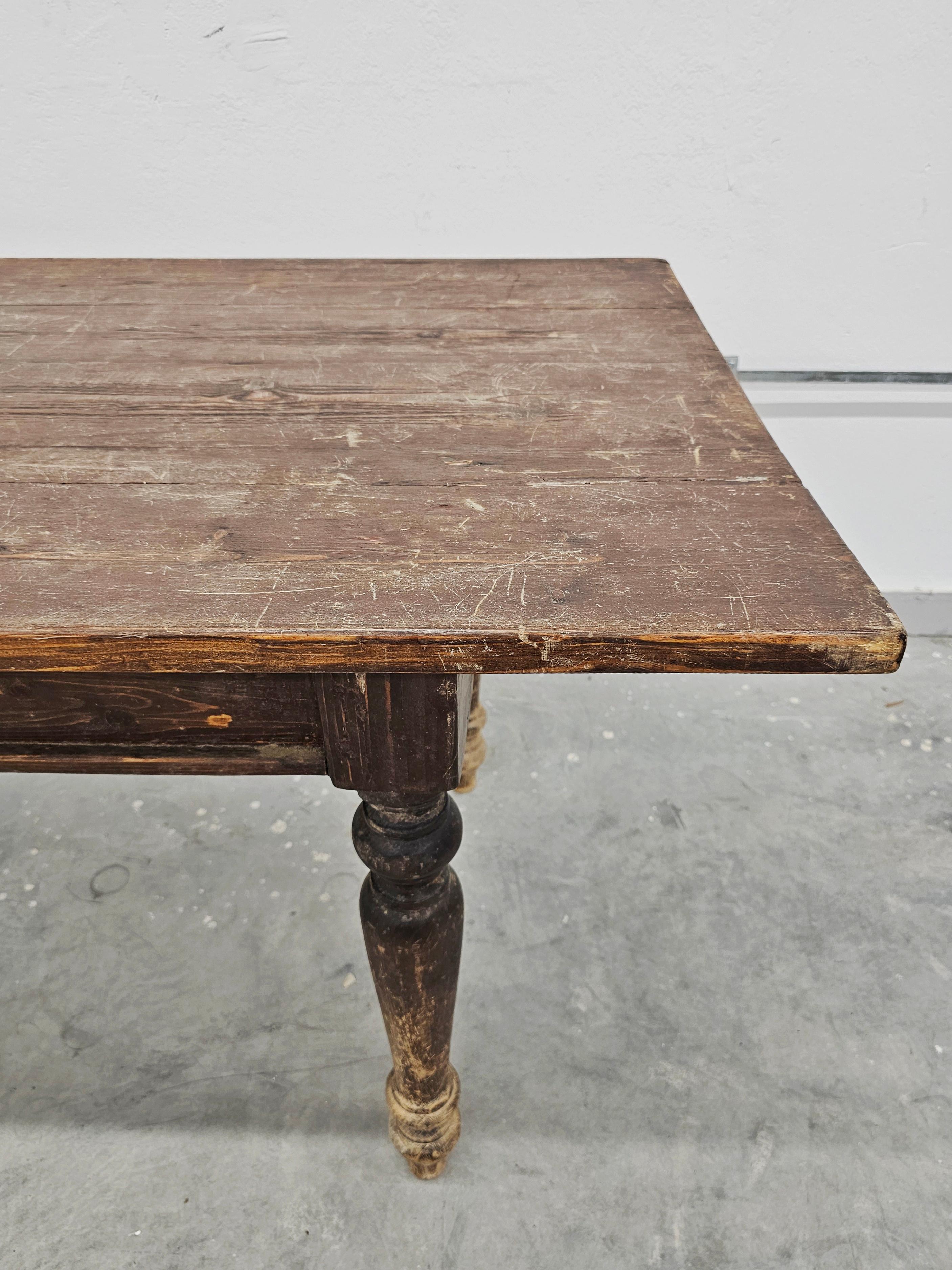 Metà XIX secolo Antico tavolo da fattoria vittoriano XXL con ricca patina, in legno di pino, Inghilterra, anni 1850 in vendita