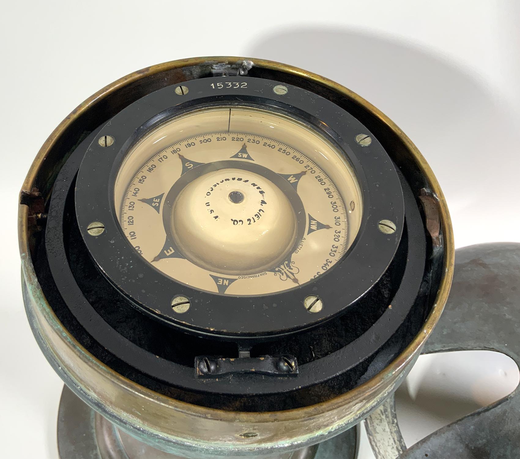 Binnacle de yacht ancien avec vert-de-gris finlandais en vente 2