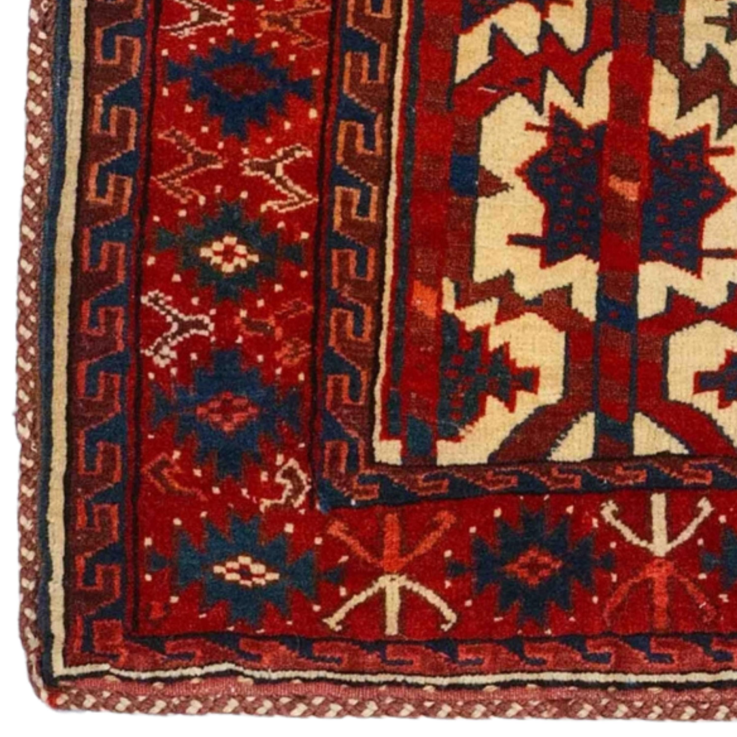 Dieser elegante turkmenische Yamud Hanging Rug aus dem 19. Jahrhundert ist ein Kunstwerk, das mit seiner sorgfältig ausgewählten Farbpalette und seinen raffinierten Mustern jeden Raum bereichert. Dieses antike Stück, das die Harmonie von Rot, Blau