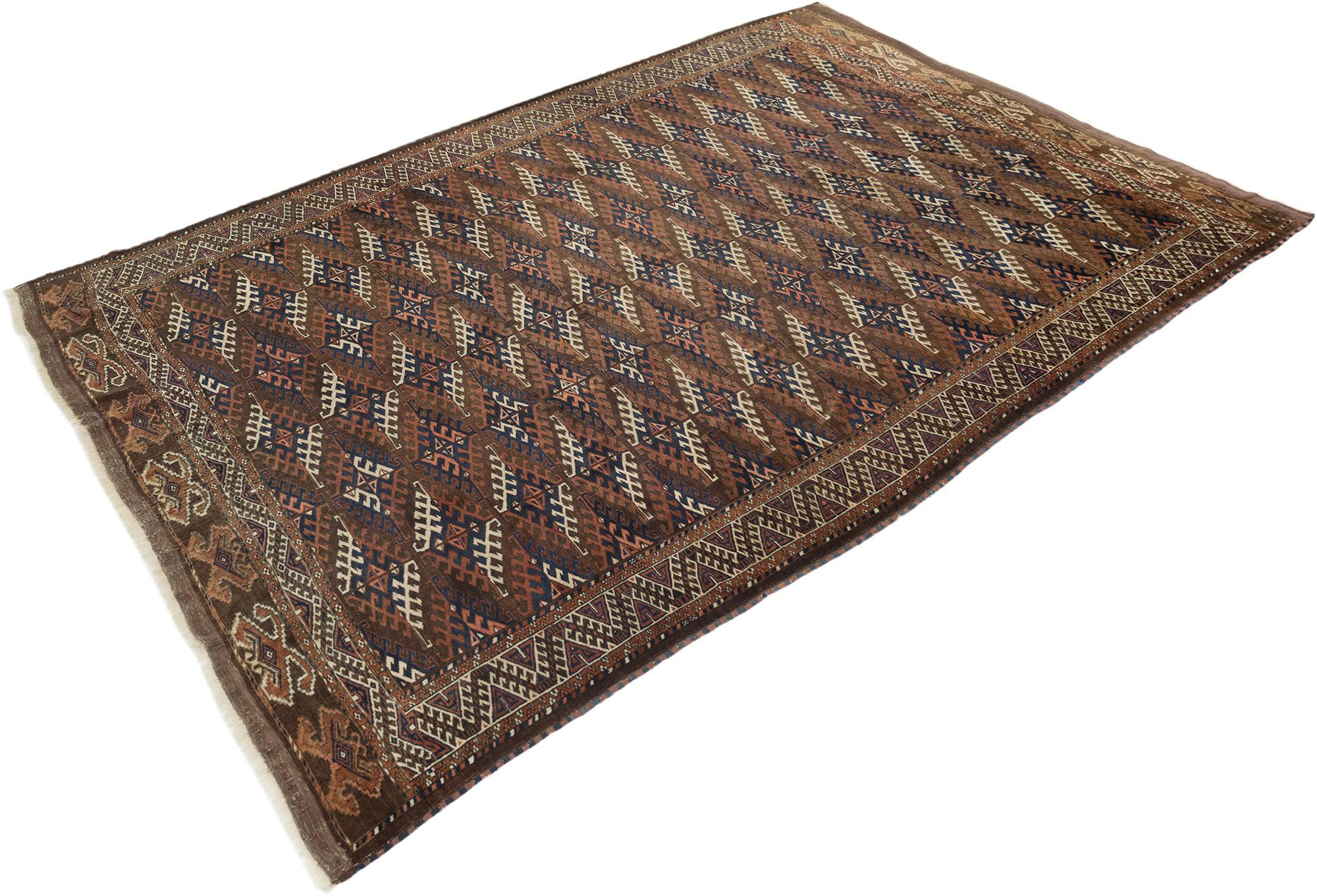 Handgeknüpfter Yamut-Teppich, gewebt in Usbekistan um 1900.

Dieser antike Yamut zeigt ein traditionelles Stammesmuster mit sich wiederholenden Rautenmotiven in tiefen Braun- und Marinetönen, akzentuiert mit Elfenbein und sanften Rostakzenten. Die