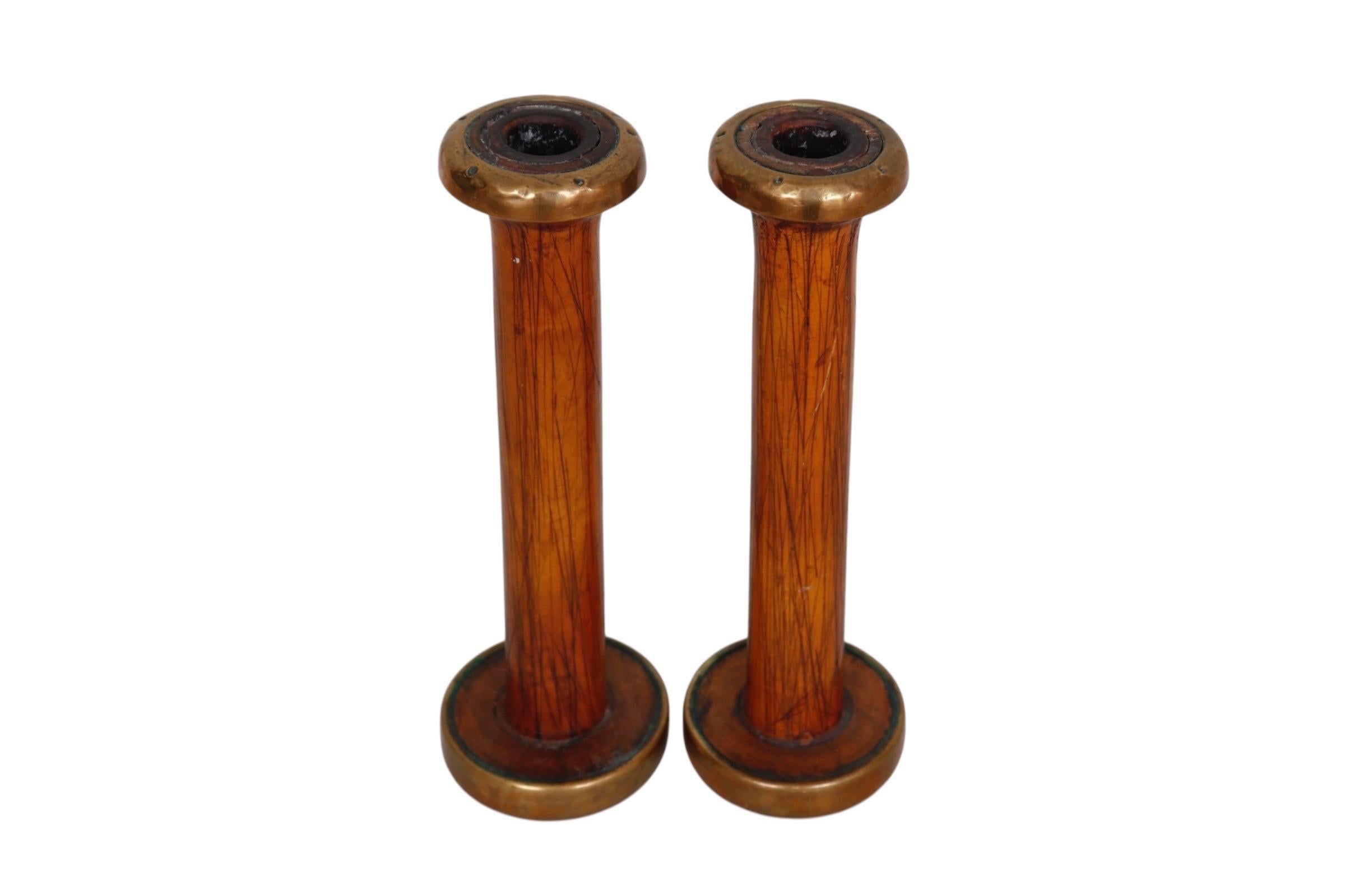 Una coppia di portacandele realizzati con antichi rocchetti di filo. Le colonne in legno sono rifinite in ottone. Dimensioni per portacandela.
