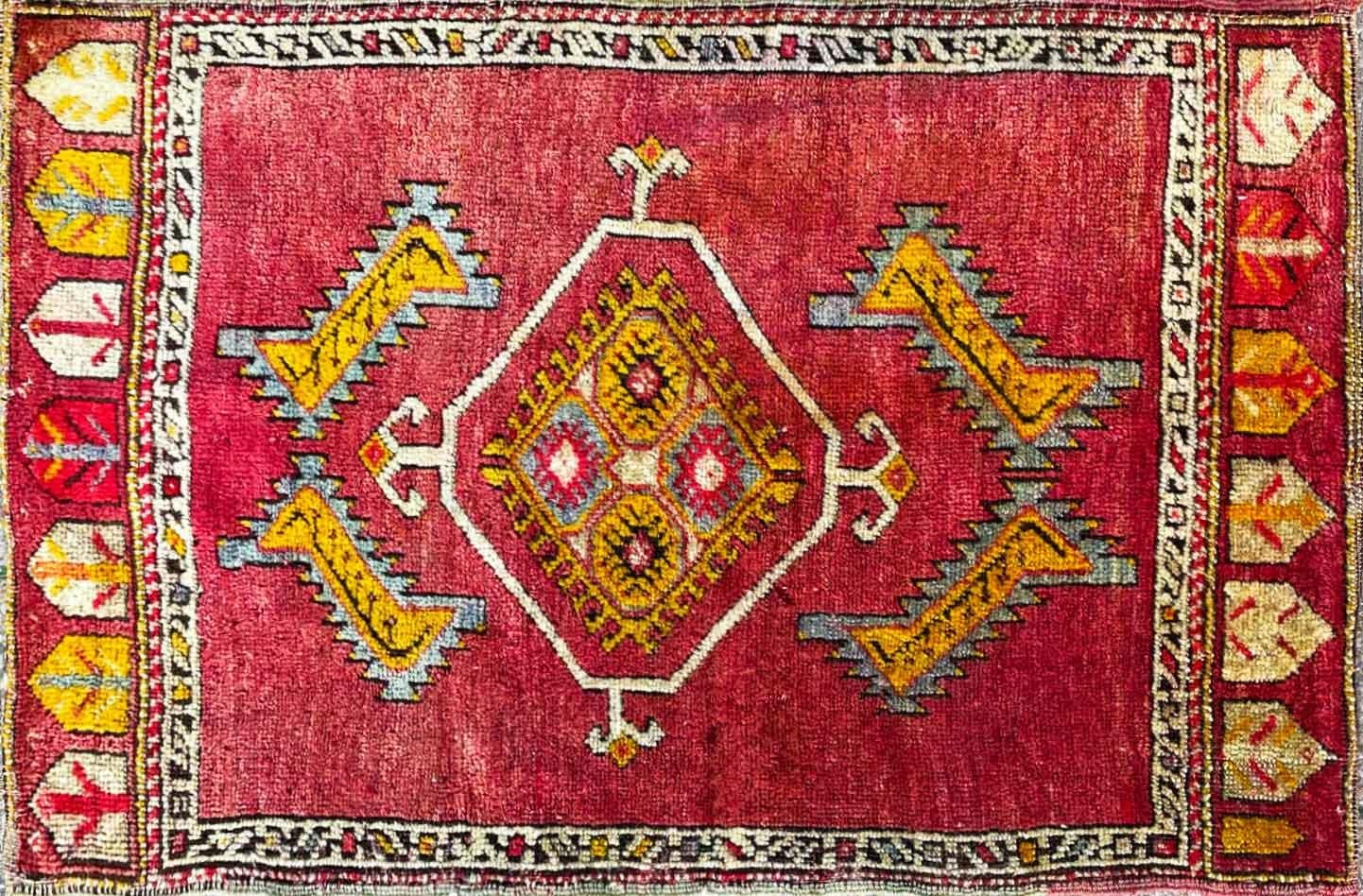 Découvrez l'héritage des tapis d'Anatolie, un terme qui englobe la riche tapisserie de tapis tissés en Anatolie et dans les régions avoisinantes. Géographiquement, cette région correspond à la domination historique de l'Empire ottoman, un territoire