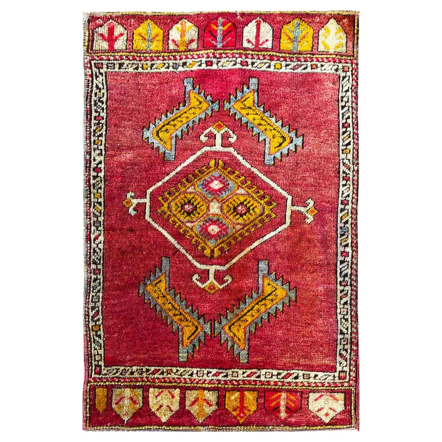 Tapis antique d'Anatolie Yastik, les étoiles en vente