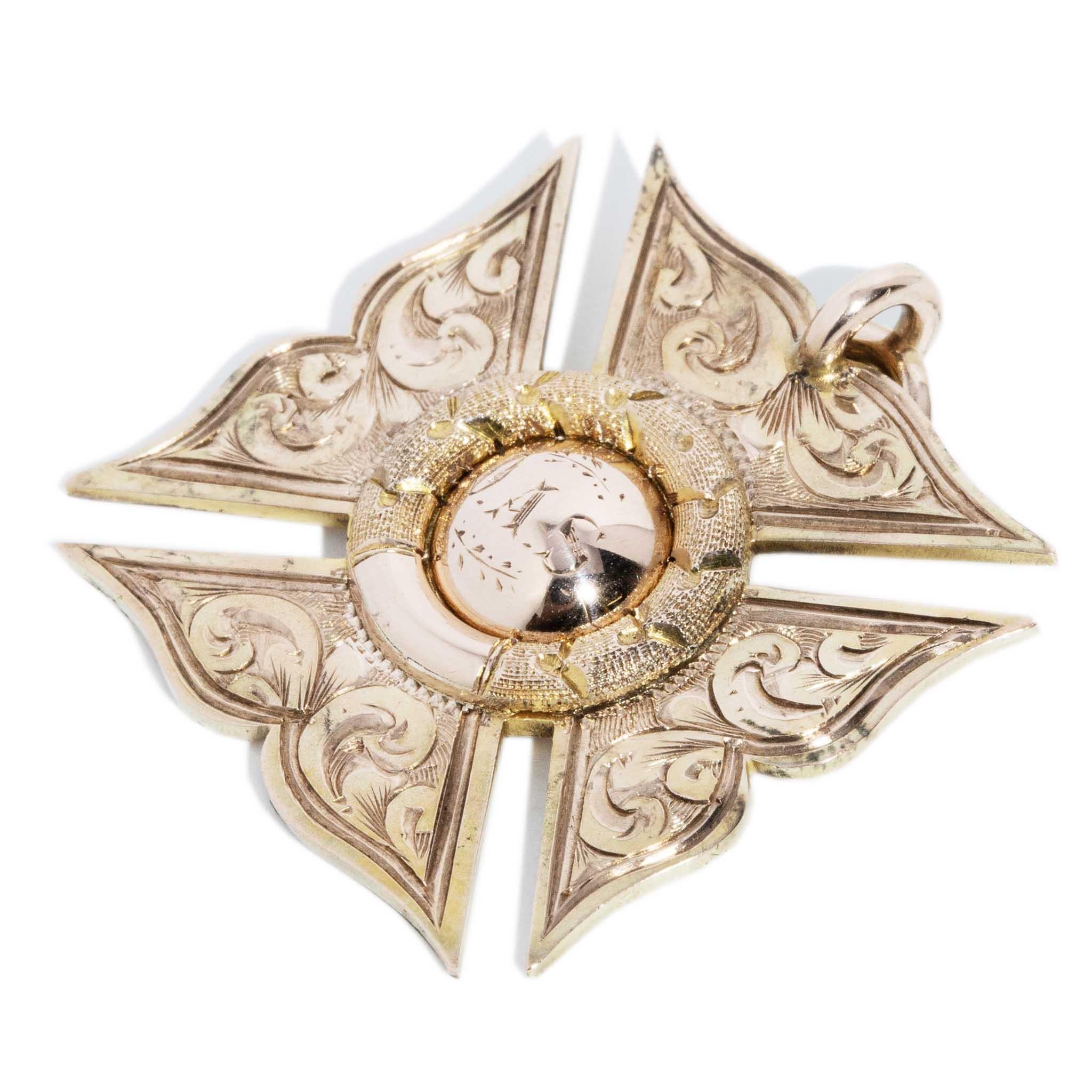 Trésor d'une époque révolue, l'antique pendentif Croix Heddy 1920 en or 9 carats témoigne des triomphes passés. Son motif de croix orné, méticuleusement réalisé, est synonyme de dévouement et d'honneur. Plus qu'un simple ornement, Heddy est un