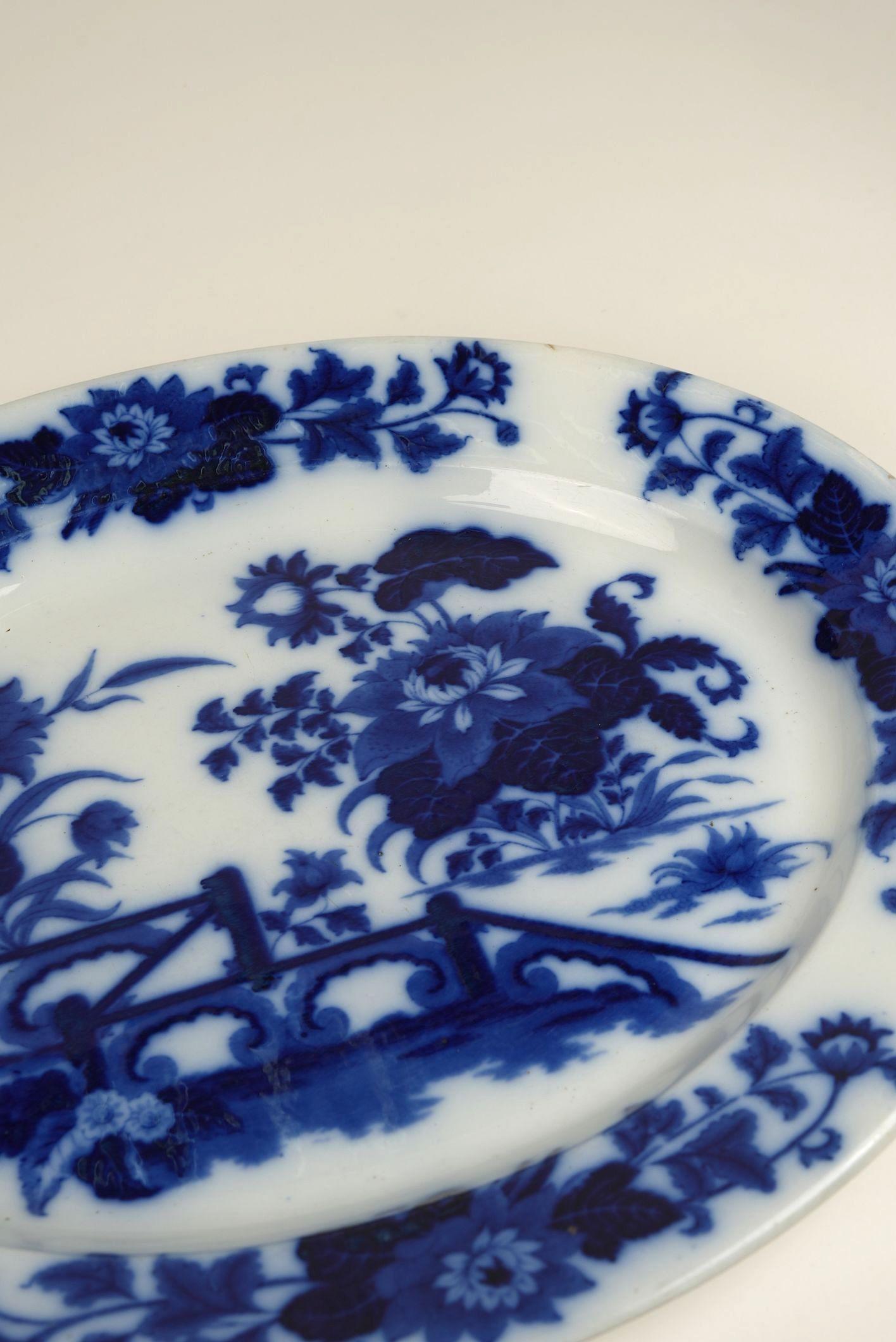 Questo piatto da portata in bianco e blu di Ashworth Brothers, ricco di dettagli, presenta il sorprendente motivo Yedo, un design evocativo ispirato alle stampe giapponesi e ai paesaggi della cineseria. Ciò che contraddistingue questo pezzo è la