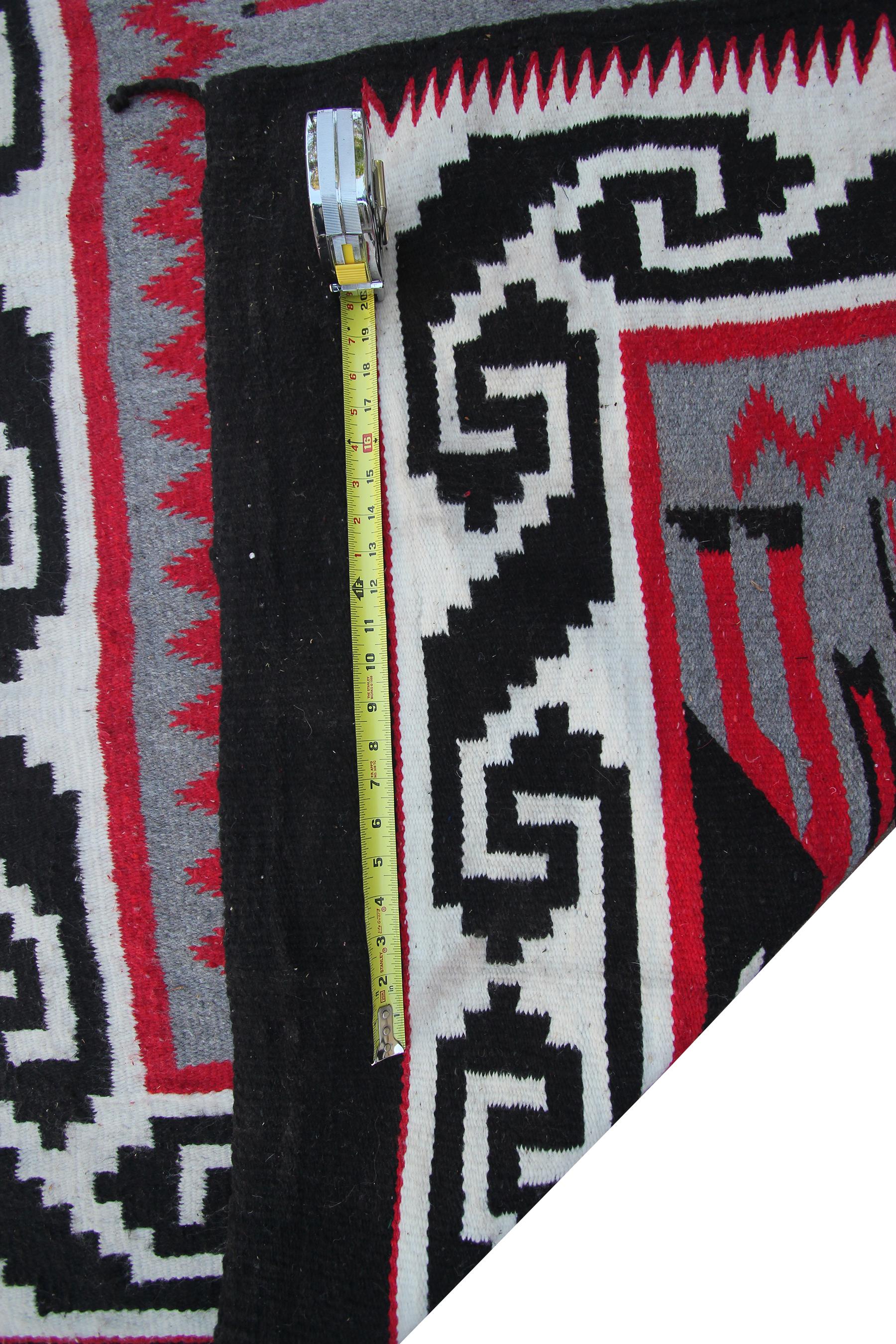 Paire de tapis vintage Yei Navajo non identique Tapisserie humaine tissée à la main en laine en vente 3