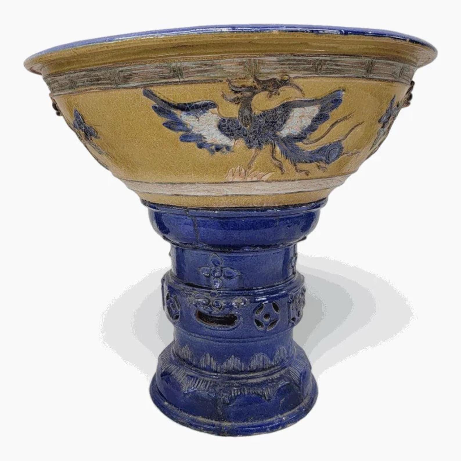 Ancienne jardinière à vernis jaune et bleu de la province de Guangdong avec Stand

Ce cache-pot décoré est originaire du Guangdong, situé sur la rive nord de la mer de Chine méridionale. Le bol est orné d'oiseaux mythiques bleus. Exposez ce