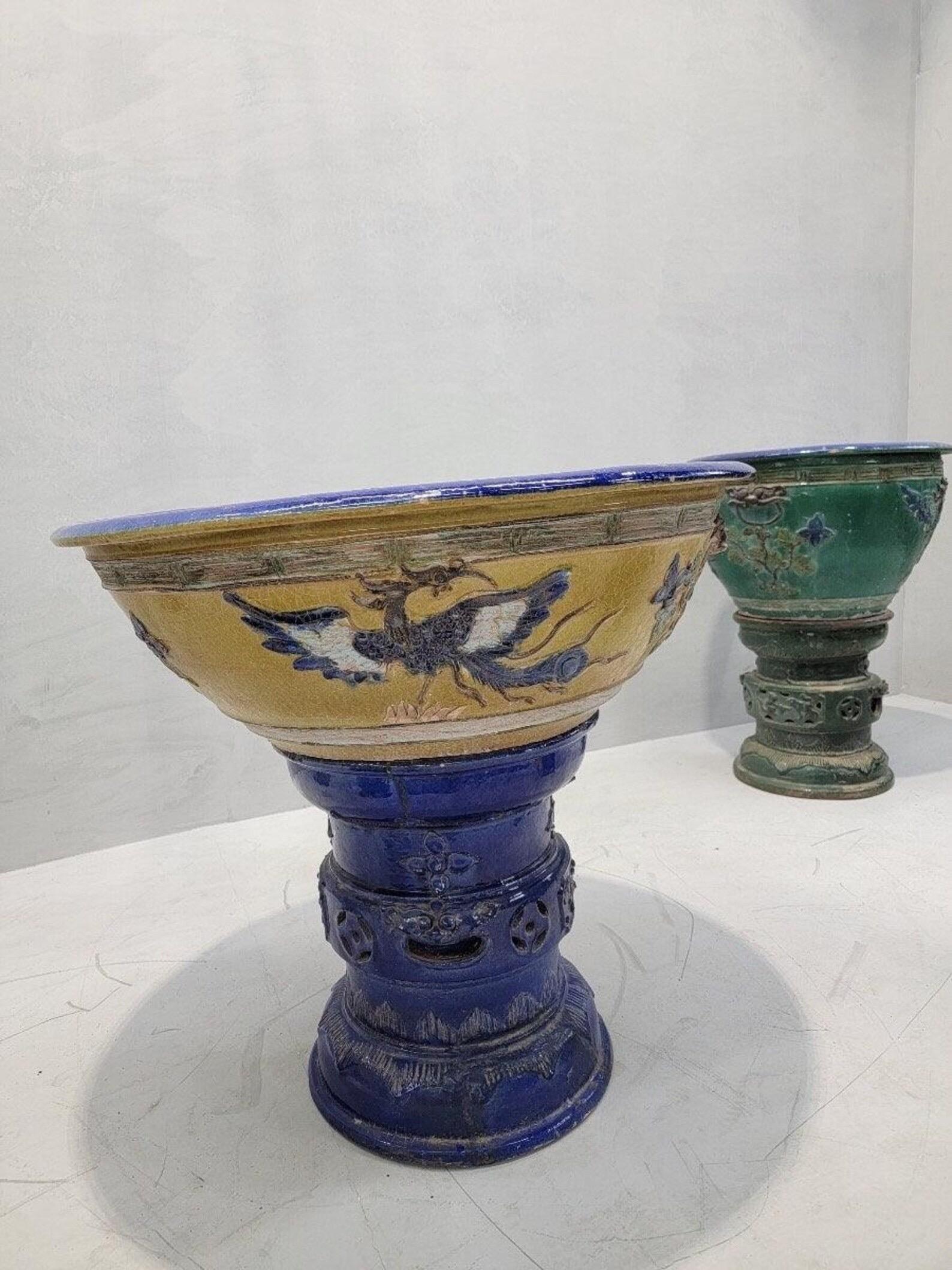 Chinoiseries Ancienne jardinière à vernis jaune et bleu de la province de Guangdong avec Stand en vente